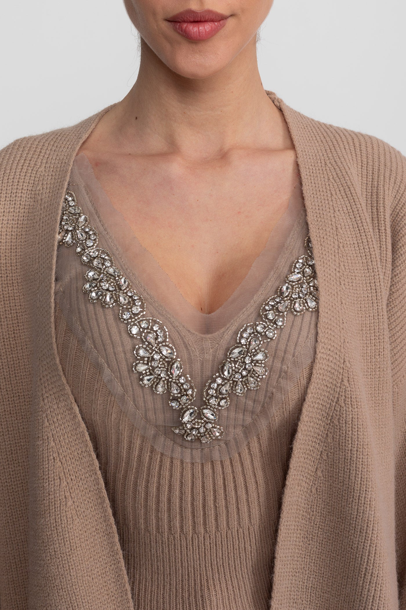 Strick-Zweiteiler mit Kristallverzierungen und Besatz an den Bündchen - Beige 