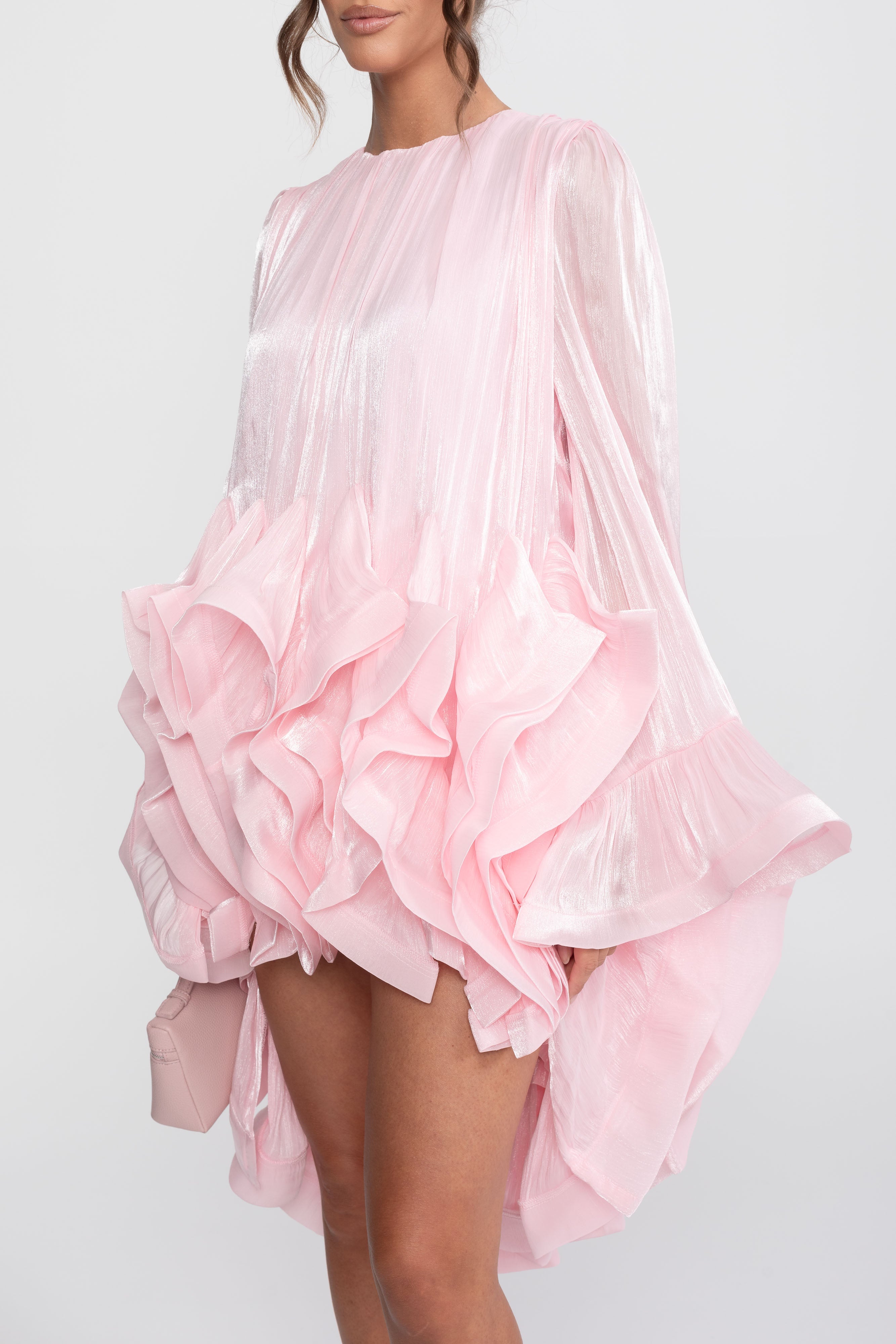 Asymmetrisches Mini-Kleid mit Rüschensaum und Satin-Finish - Pink 