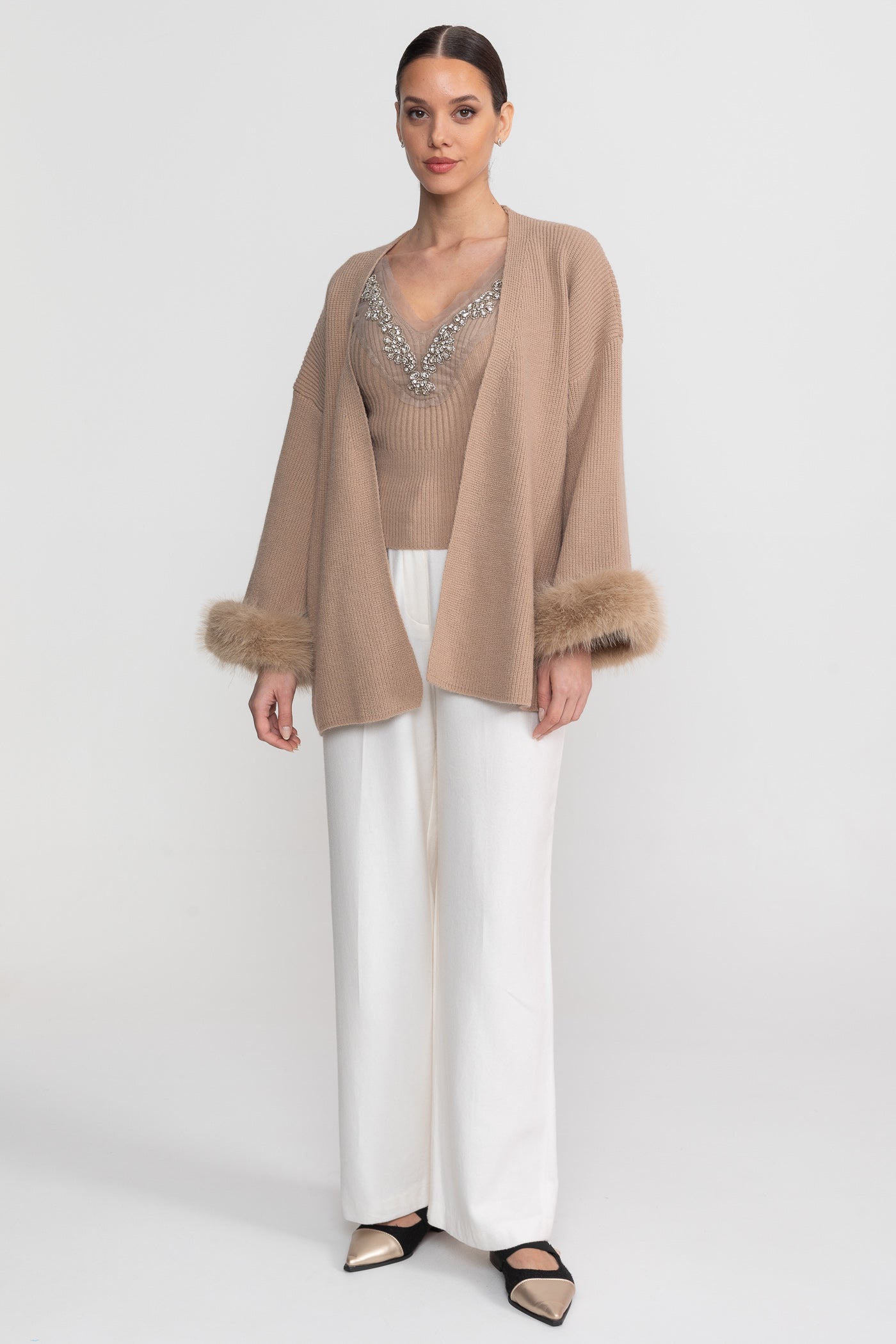 Strick-Zweiteiler mit Kristallverzierungen und Besatz an den Bündchen - Beige 