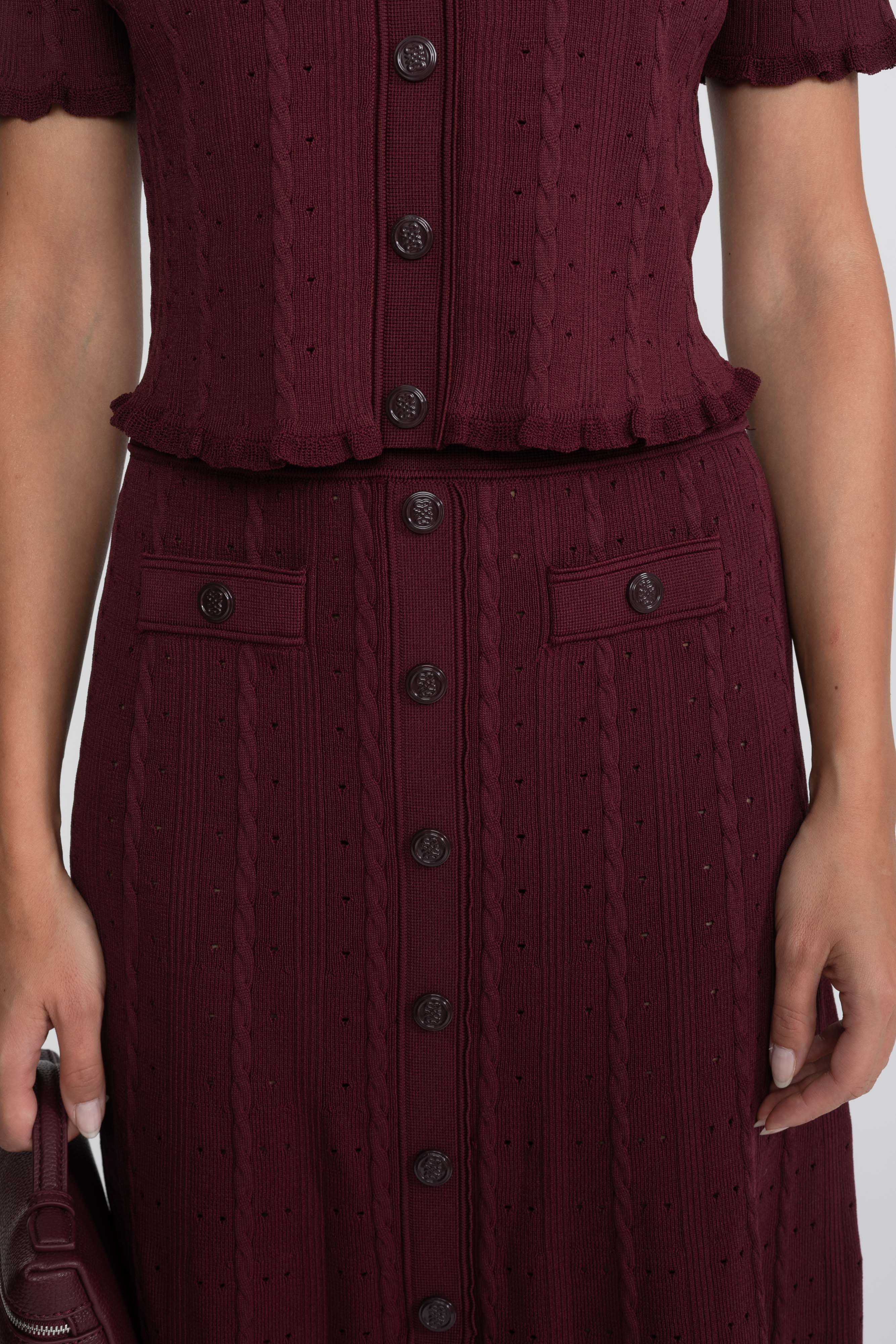 Gerippter Strick-Co-Ord-Set mit Cardigan mit Knopfleiste vorne und passendem Maxi-Rock - Burgundy 