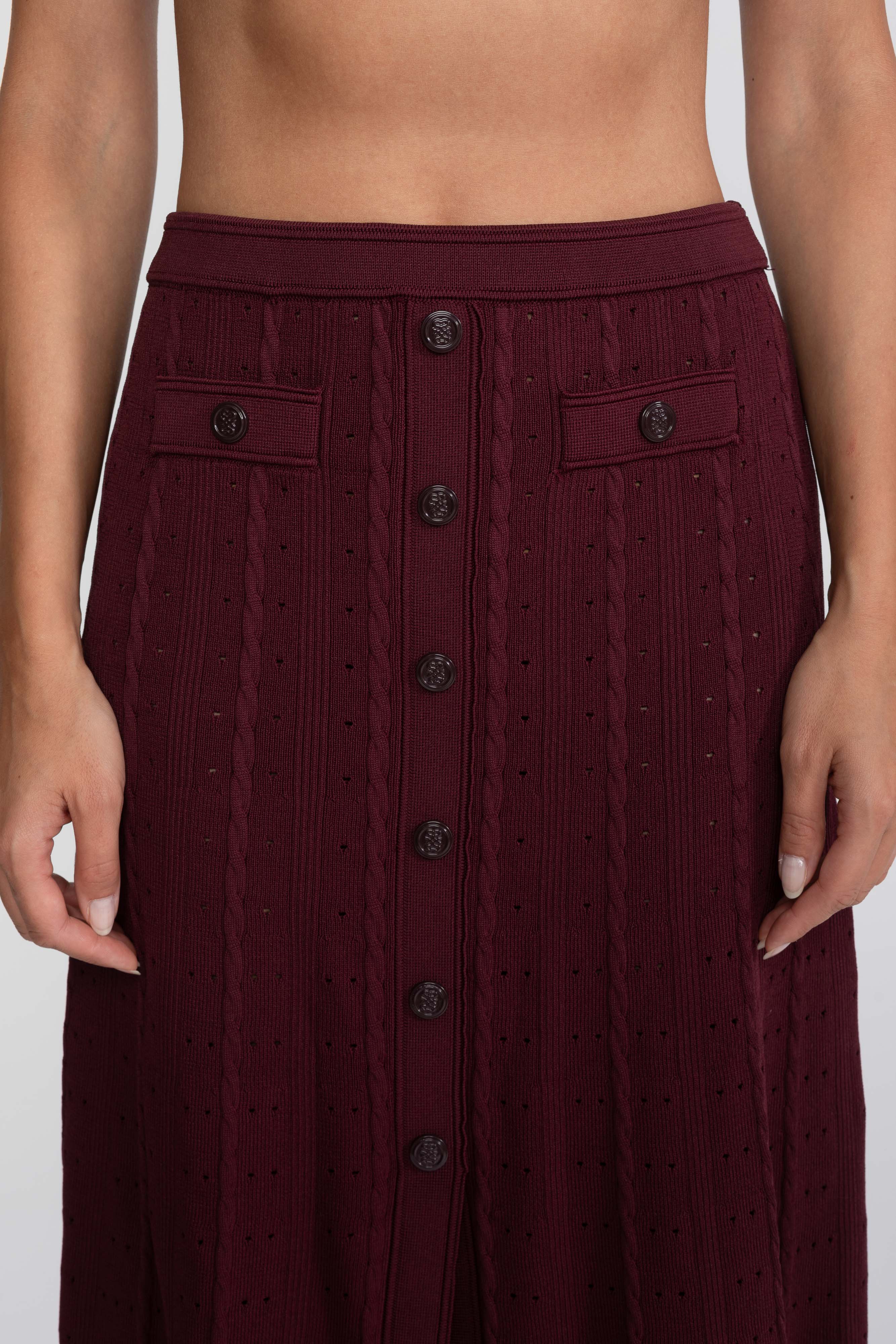 Gerippter Strick-Co-Ord-Set mit Cardigan mit Knopfleiste vorne und passendem Maxi-Rock - Burgundy 