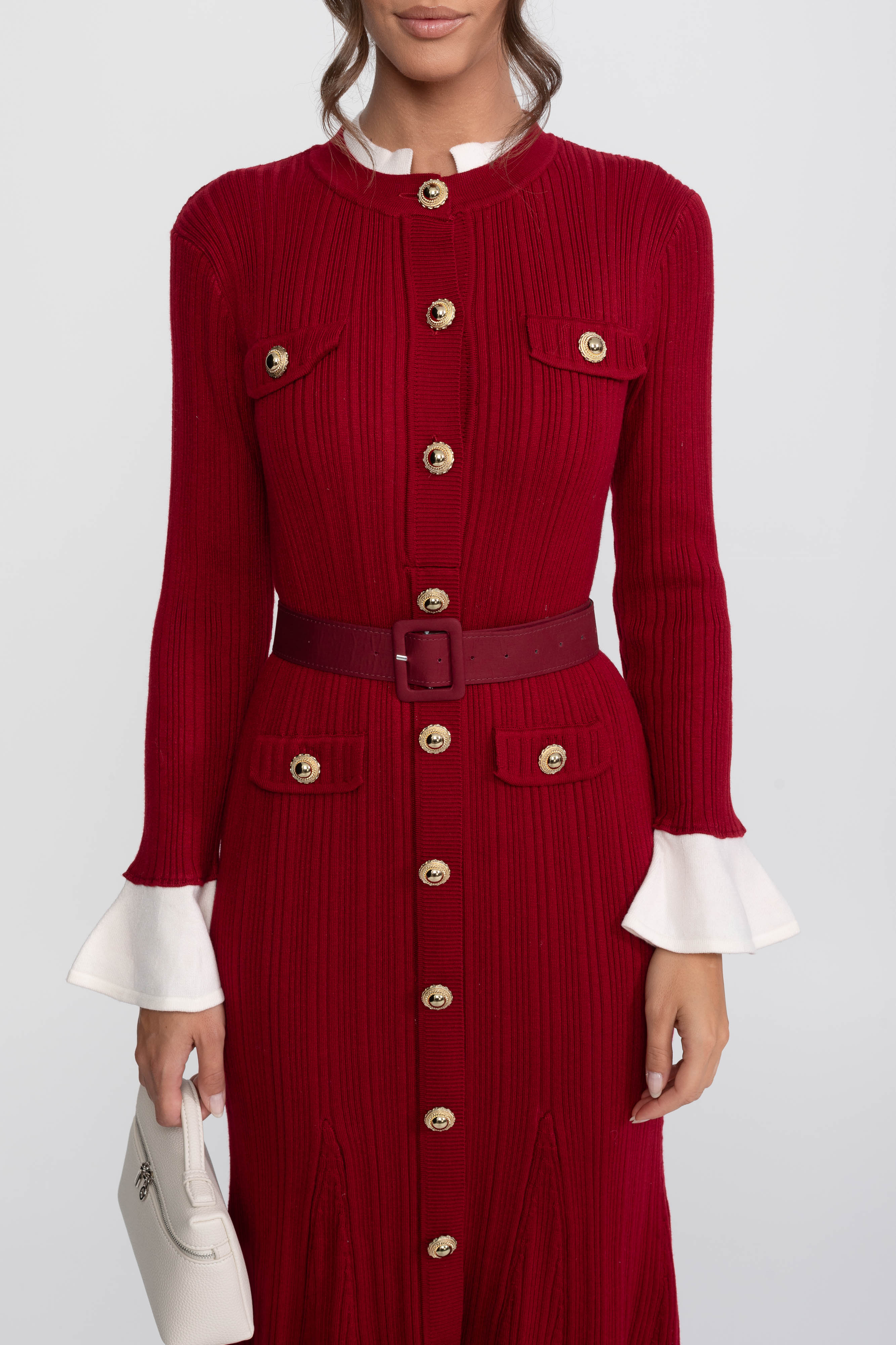 Geripptes Strick-Midi-Kleid mit Gürtel, weißen Manschetten und weißem Kragen - Burgunderrot 