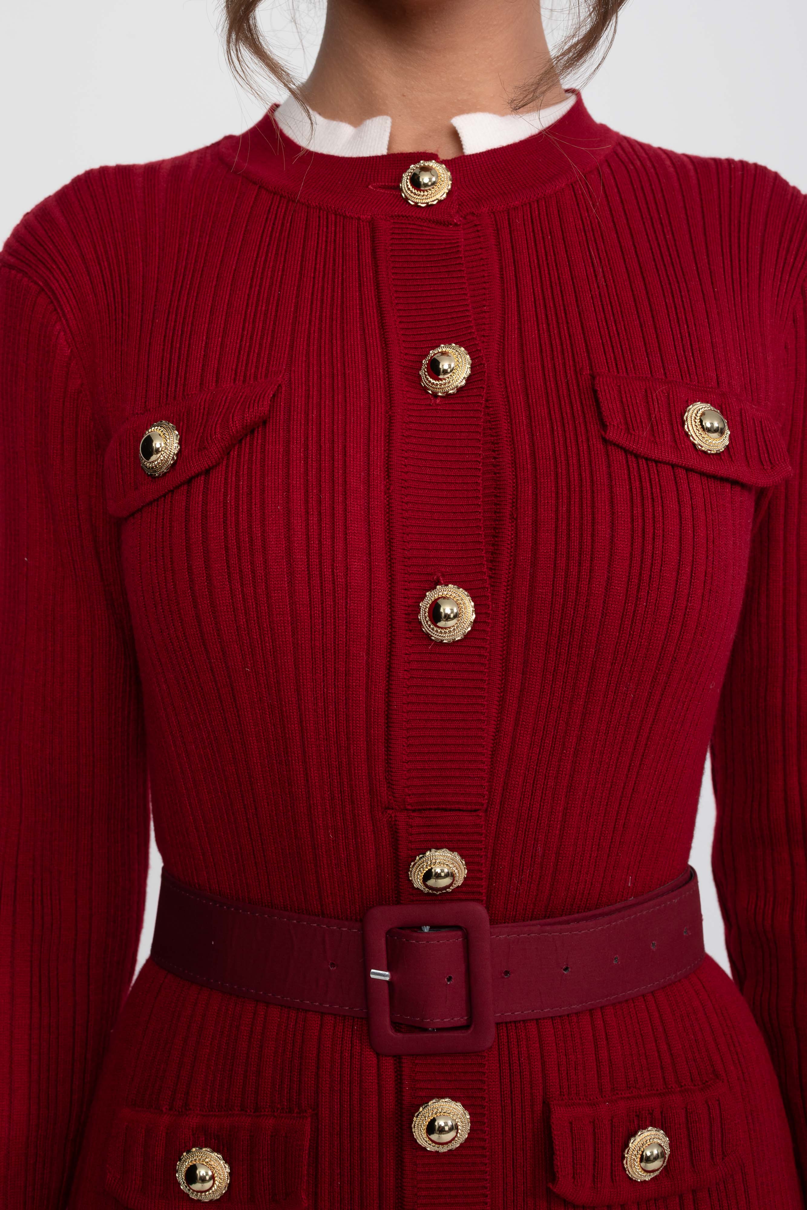Geripptes Strick-Midi-Kleid mit Gürtel, weißen Manschetten und weißem Kragen - Burgunderrot 