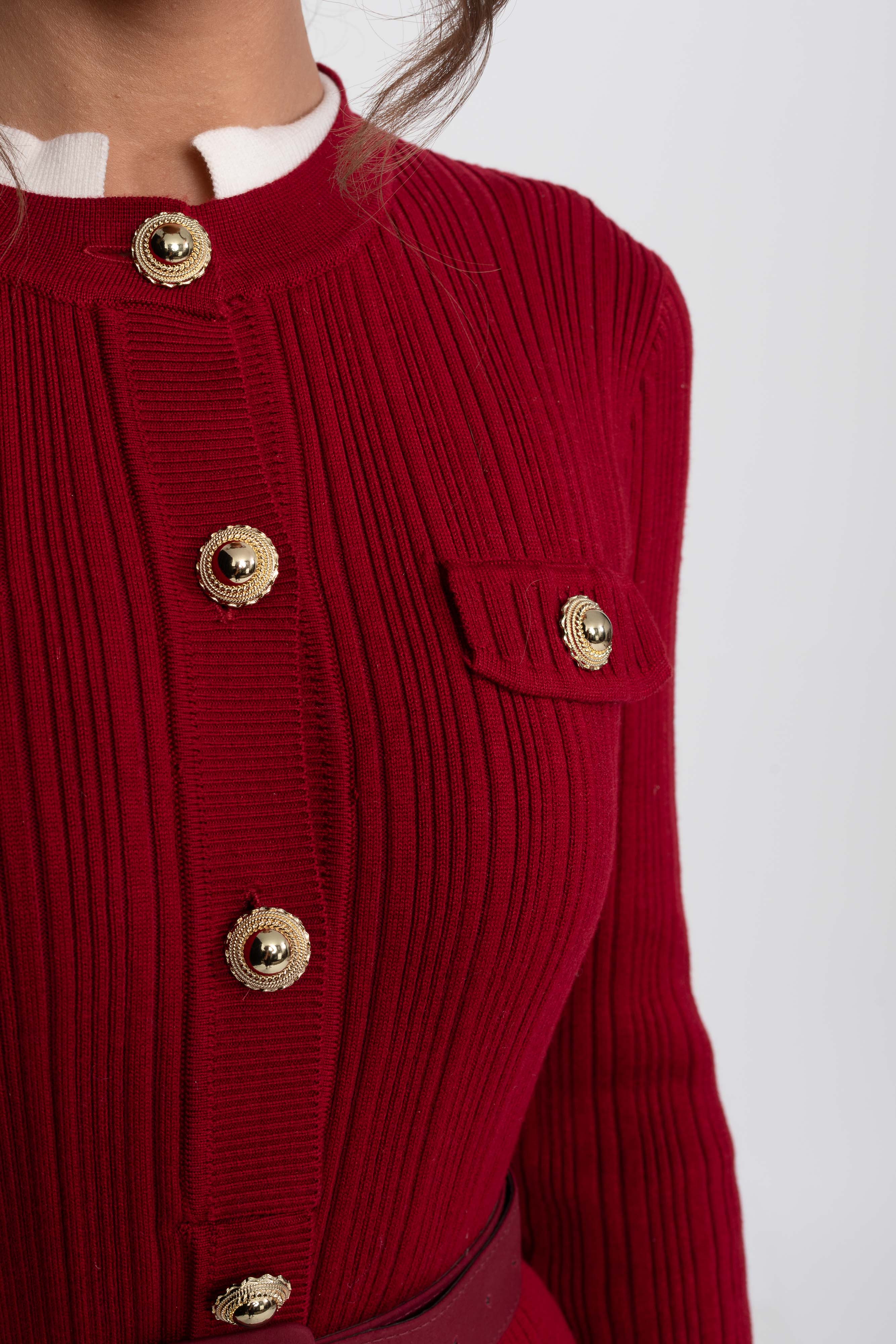 Geripptes Strick-Midi-Kleid mit Gürtel, weißen Manschetten und weißem Kragen - Burgunderrot 