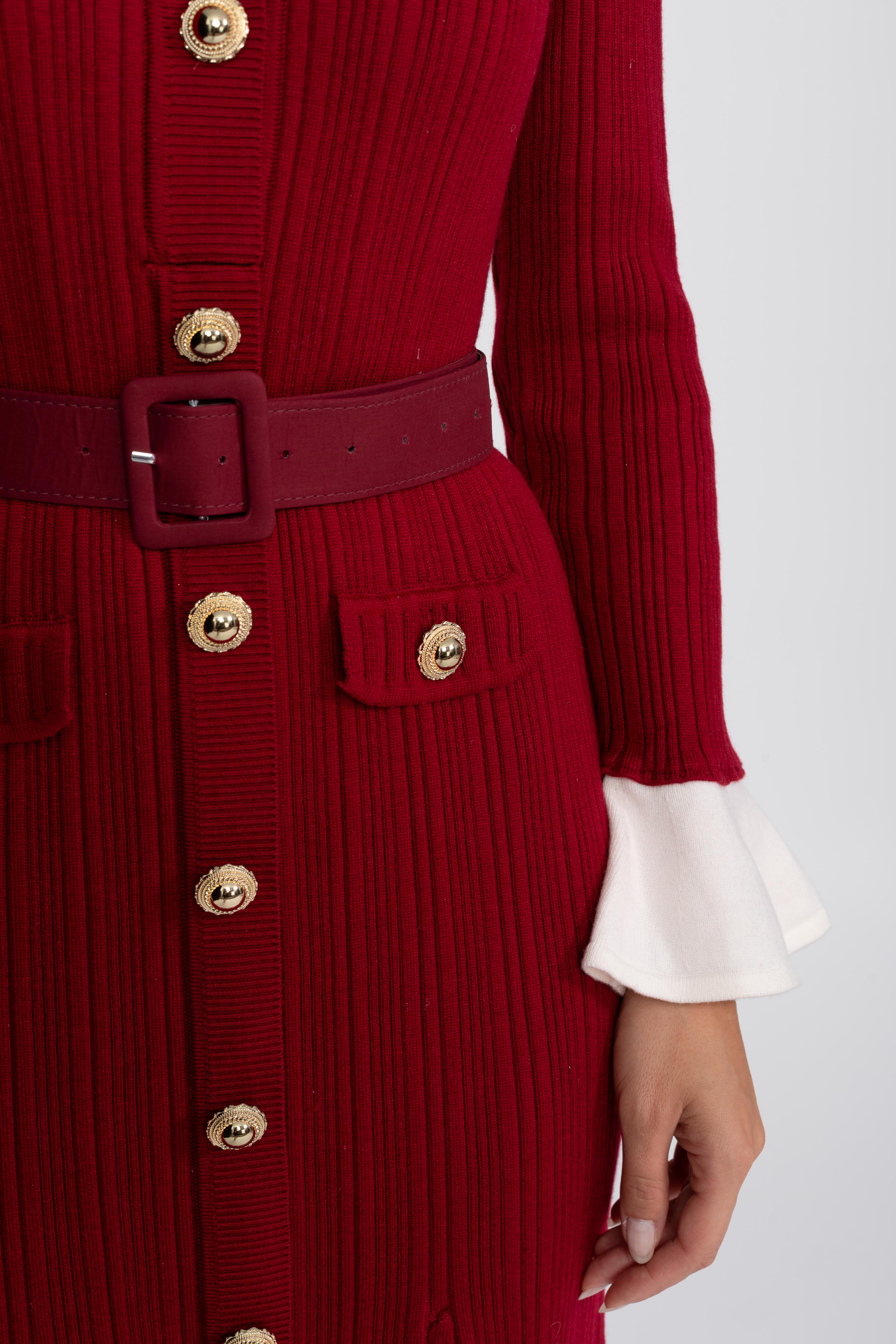 Geripptes Strick-Midi-Kleid mit Gürtel, weißen Manschetten und weißem Kragen - Burgunderrot 