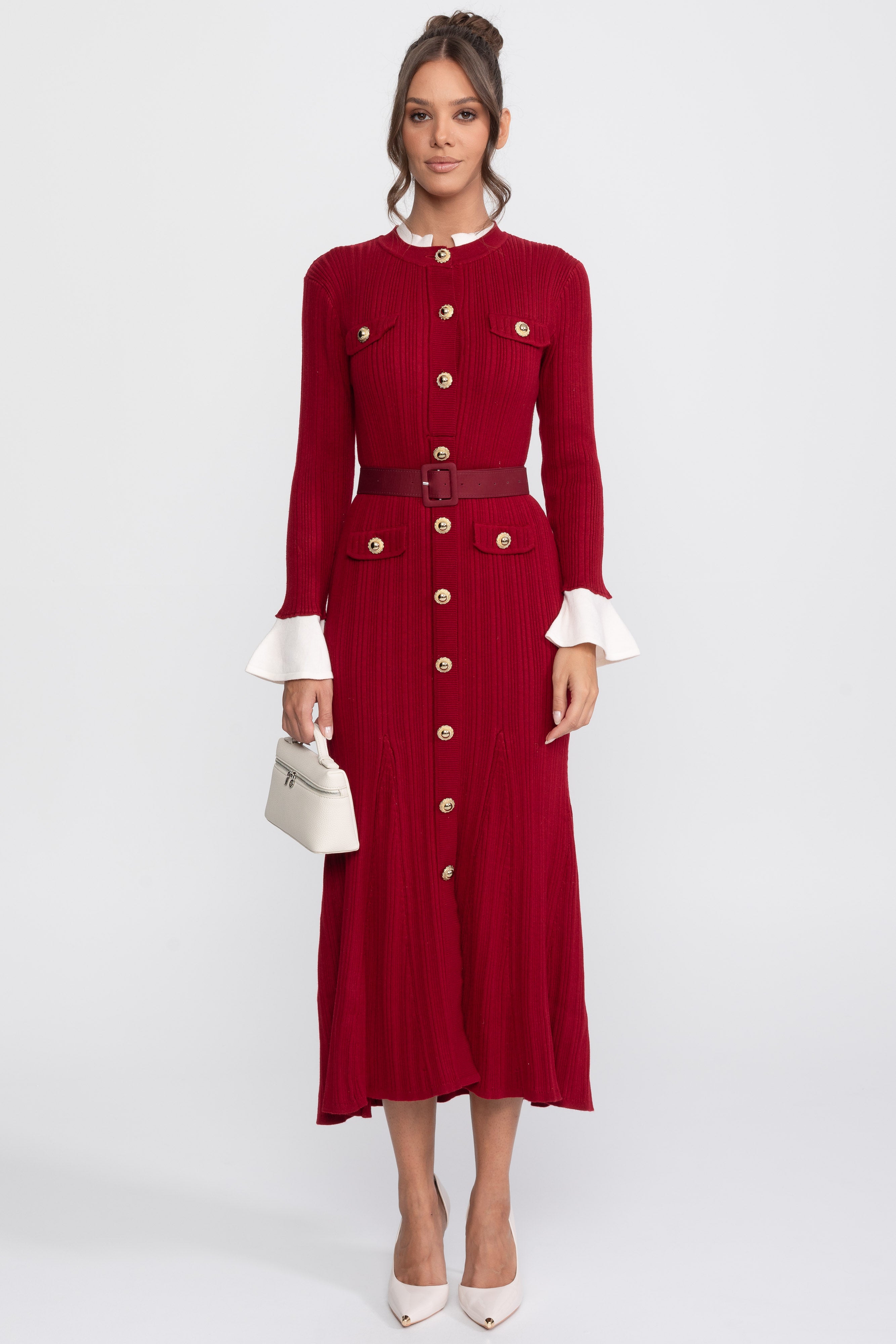 Geripptes Strick-Midi-Kleid mit Gürtel, weißen Manschetten und weißem Kragen - Burgunderrot 