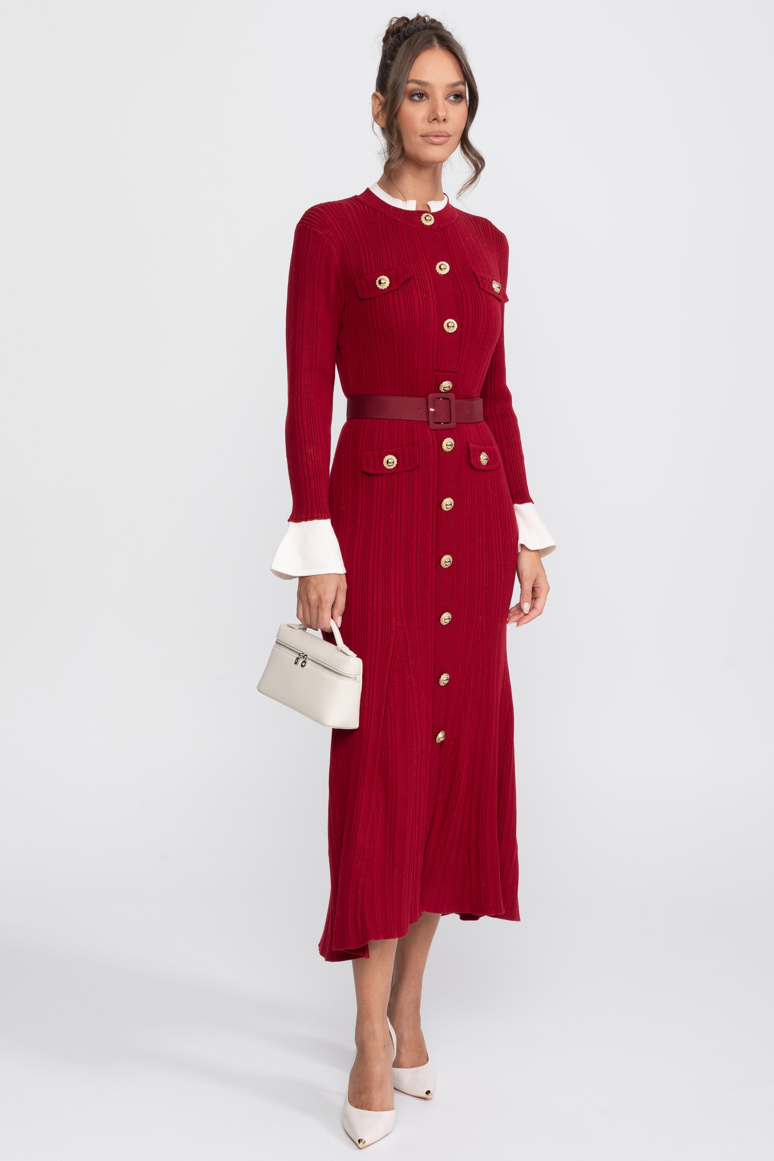 Geripptes Strick-Midi-Kleid mit Gürtel, weißen Manschetten und weißem Kragen - Burgunderrot 