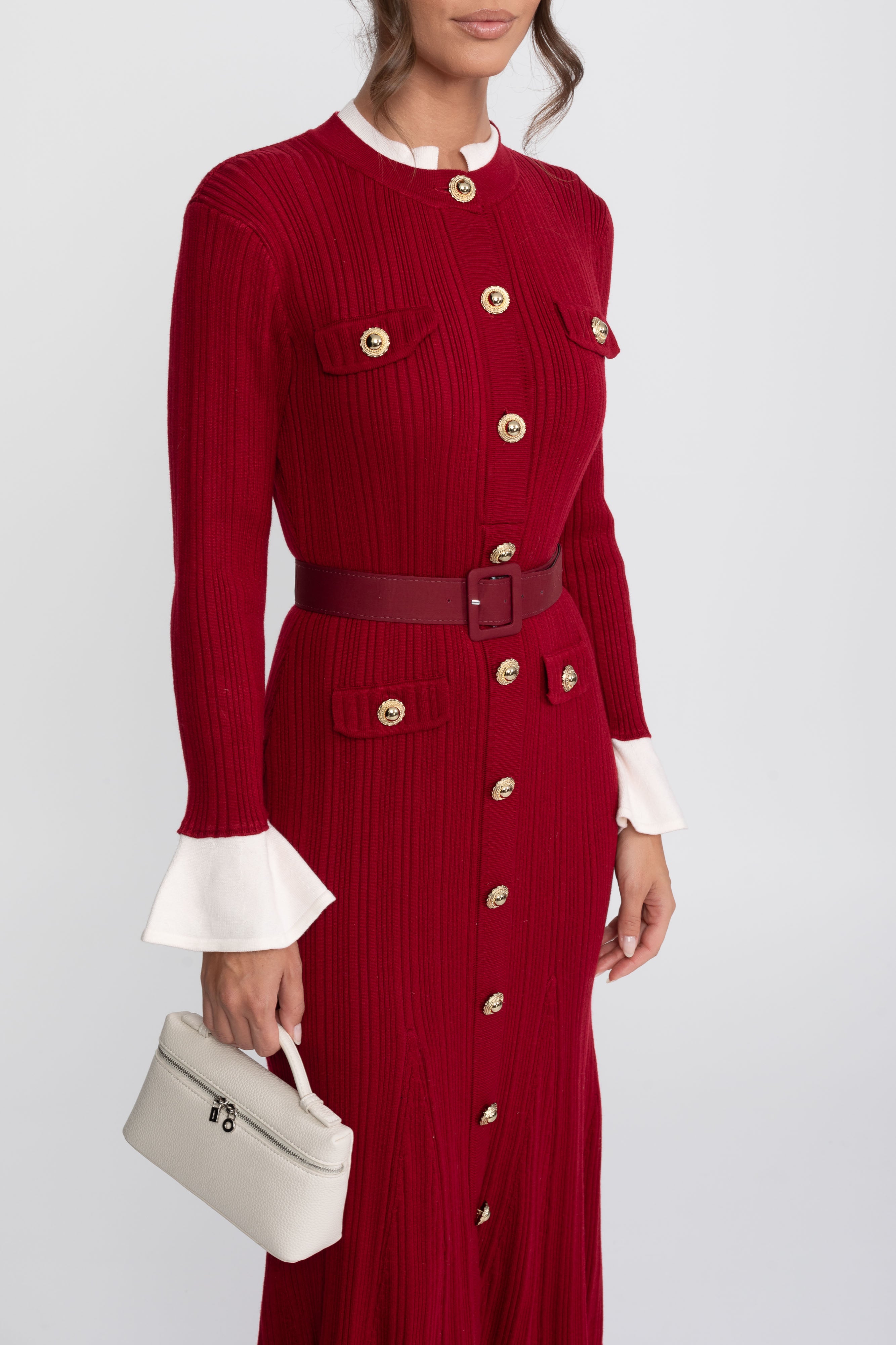 Geripptes Strick-Midi-Kleid mit Gürtel, weißen Manschetten und weißem Kragen - Burgunderrot 