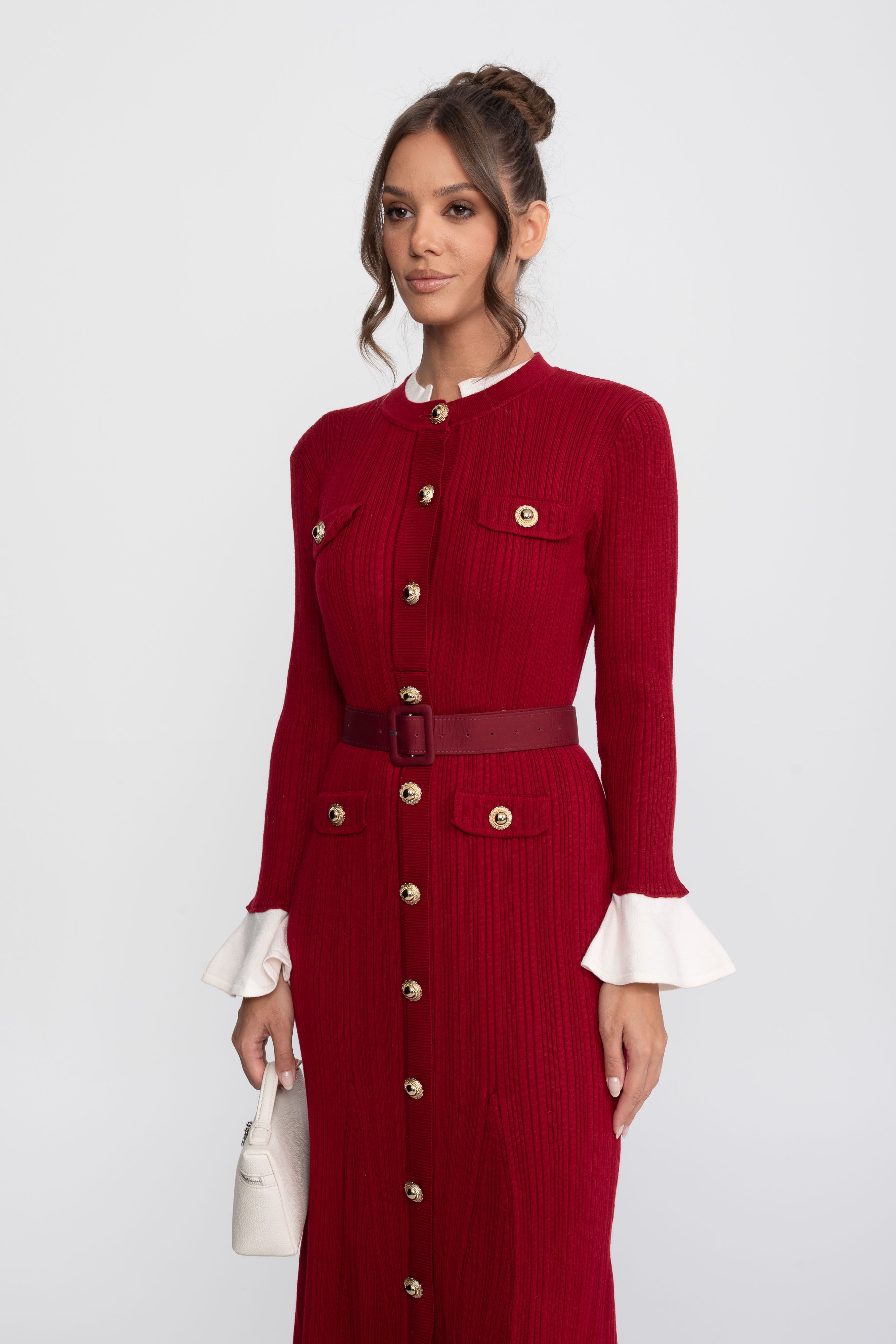 Geripptes Strick-Midi-Kleid mit Gürtel, weißen Manschetten und weißem Kragen - Burgunderrot 