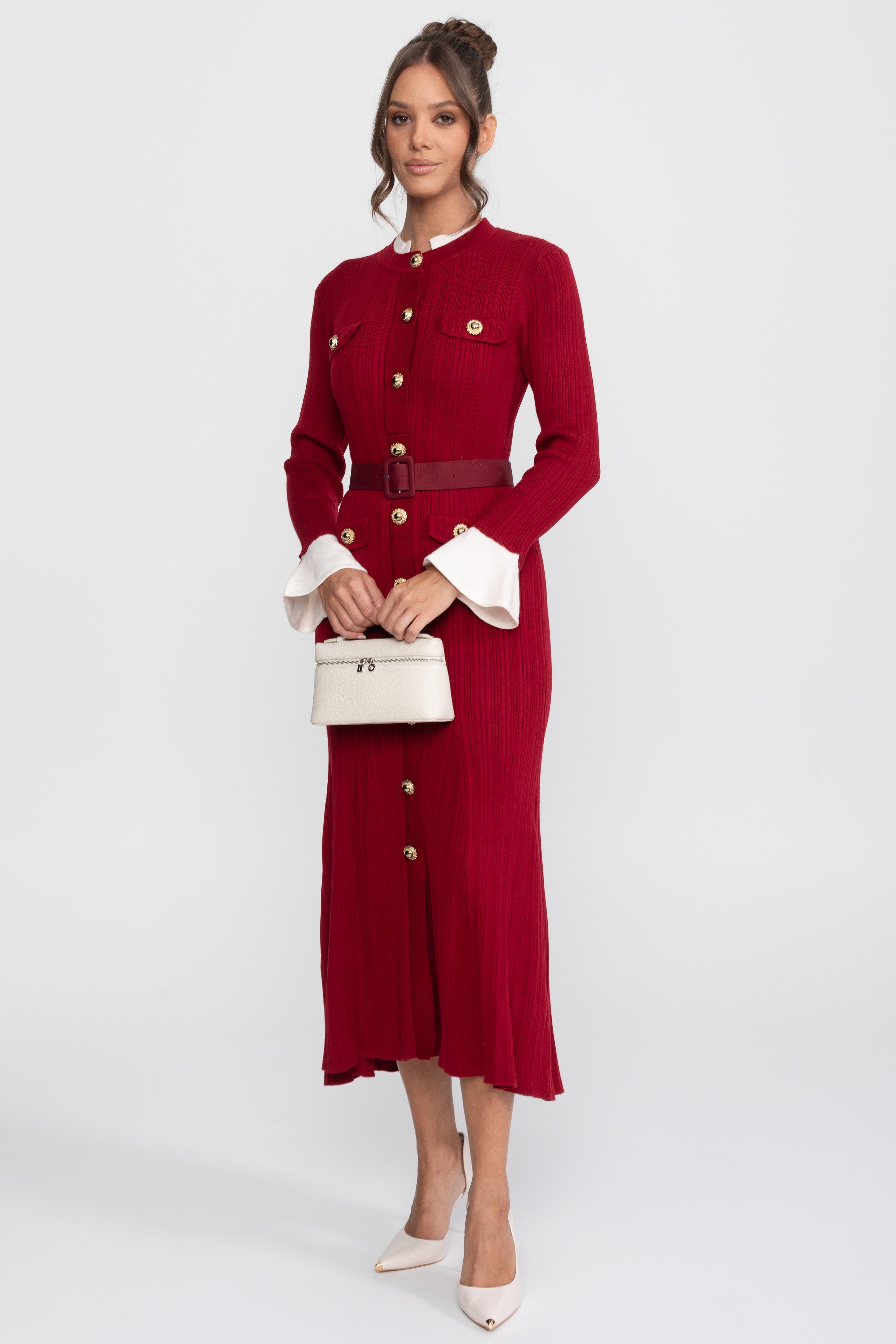 Geripptes Strick-Midi-Kleid mit Gürtel, weißen Manschetten und weißem Kragen - Burgunderrot 
