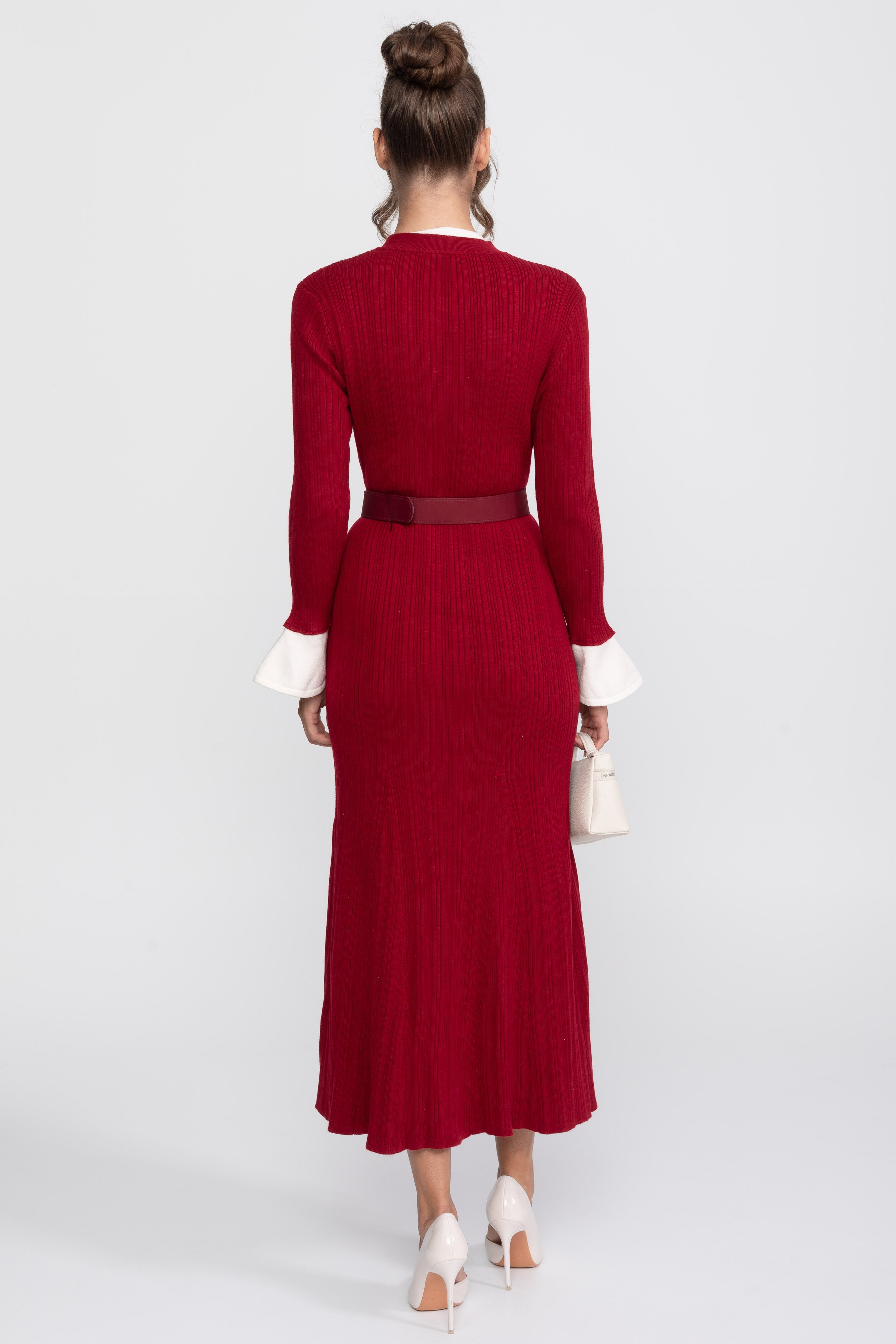 Geripptes Strick-Midi-Kleid mit Gürtel, weißen Manschetten und weißem Kragen - Burgunderrot 