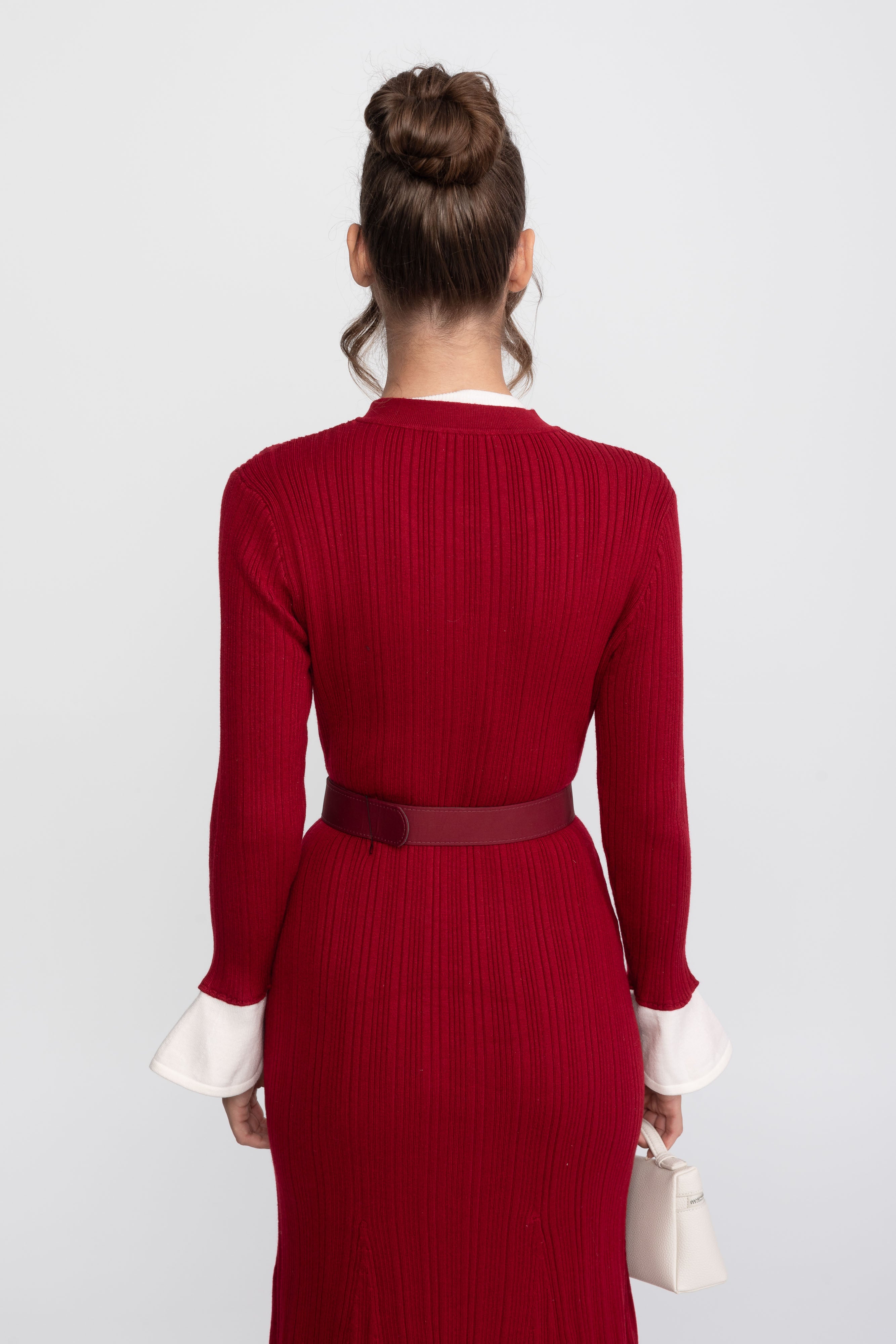 Geripptes Strick-Midi-Kleid mit Gürtel, weißen Manschetten und weißem Kragen - Burgunderrot 