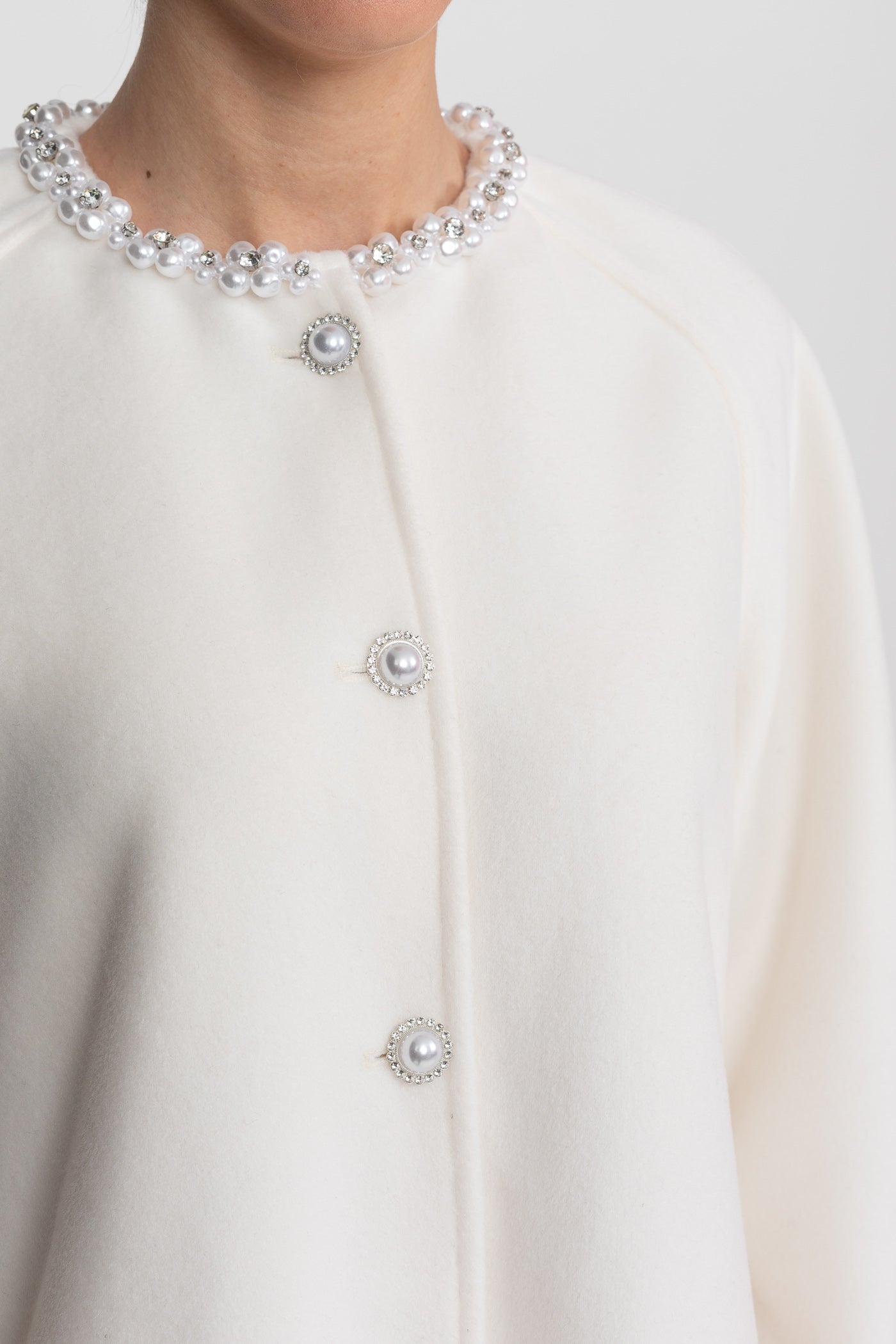 Langmantel mit perlenverziertem Ausschnitt und Pelzmanschetten - Weiß 