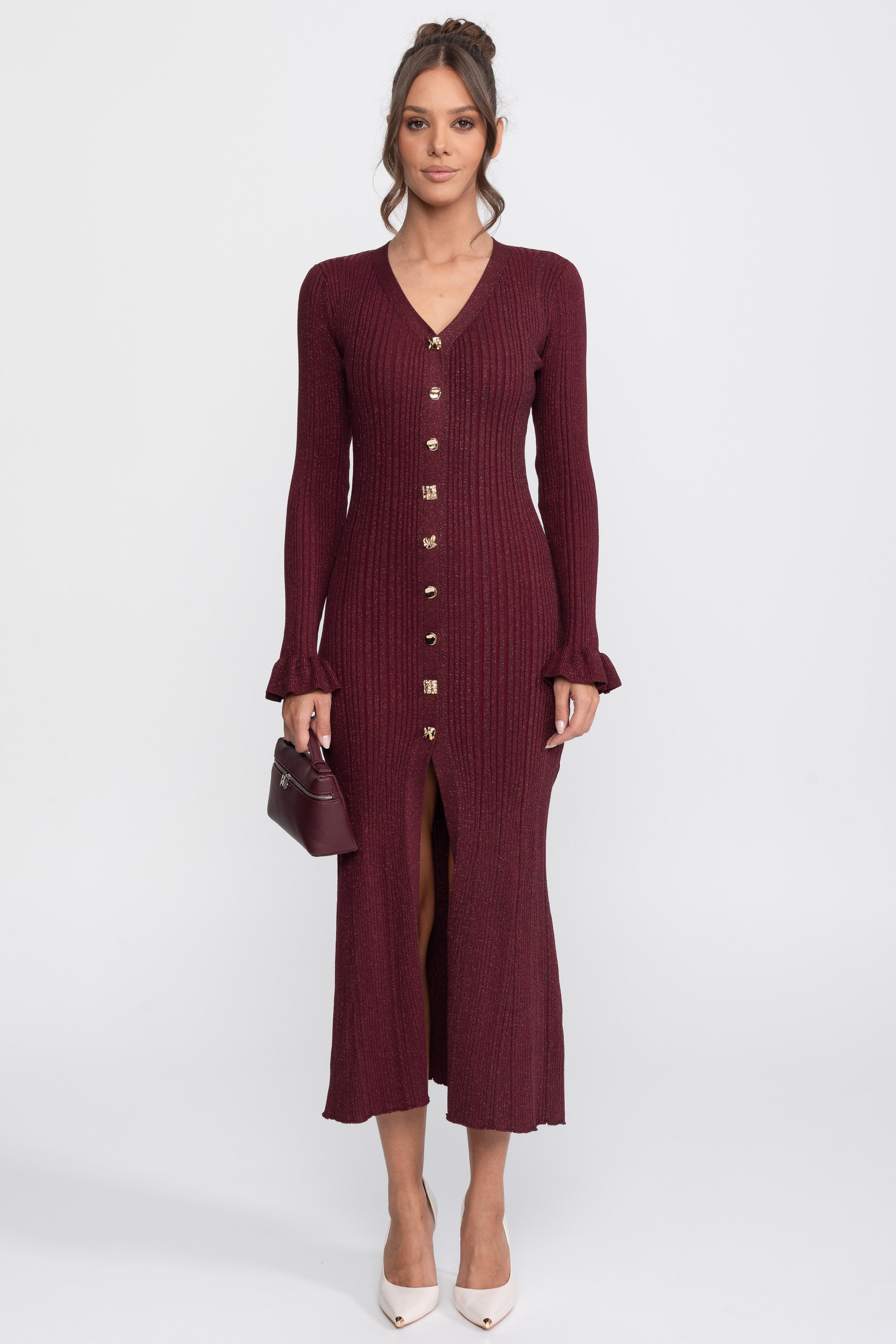 Geripptes Strick-Maxikleid mit V-Ausschnitt und Knopfleiste vorne sowie Rüschenmanschetten - Burgundy 
