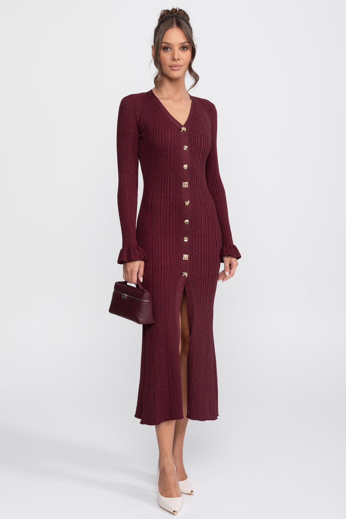 Geripptes Strick-Maxikleid mit V-Ausschnitt und Knopfleiste vorne sowie Rüschenmanschetten - Burgundy 