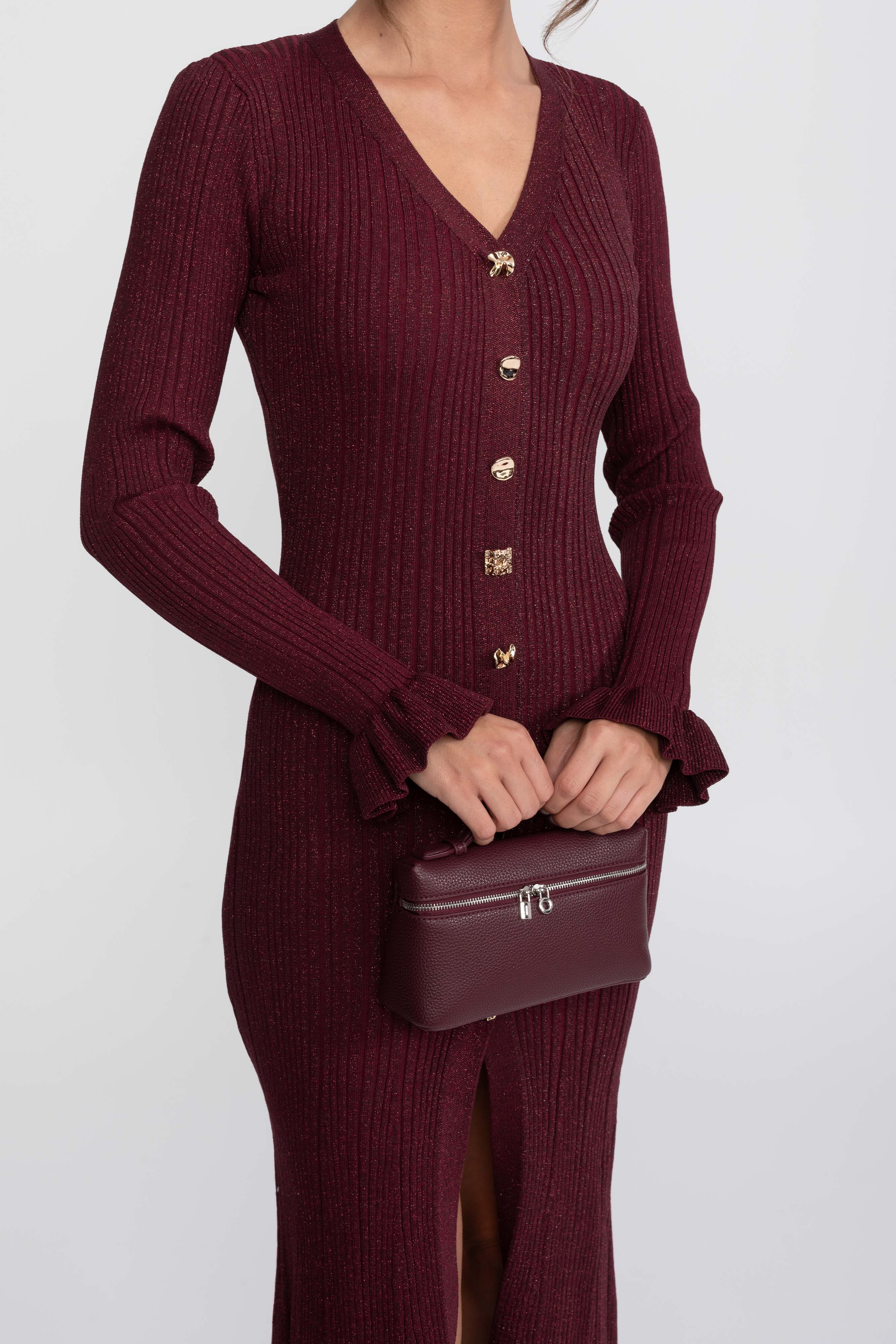 Geripptes Strick-Maxikleid mit V-Ausschnitt und Knopfleiste vorne sowie Rüschenmanschetten - Burgundy 