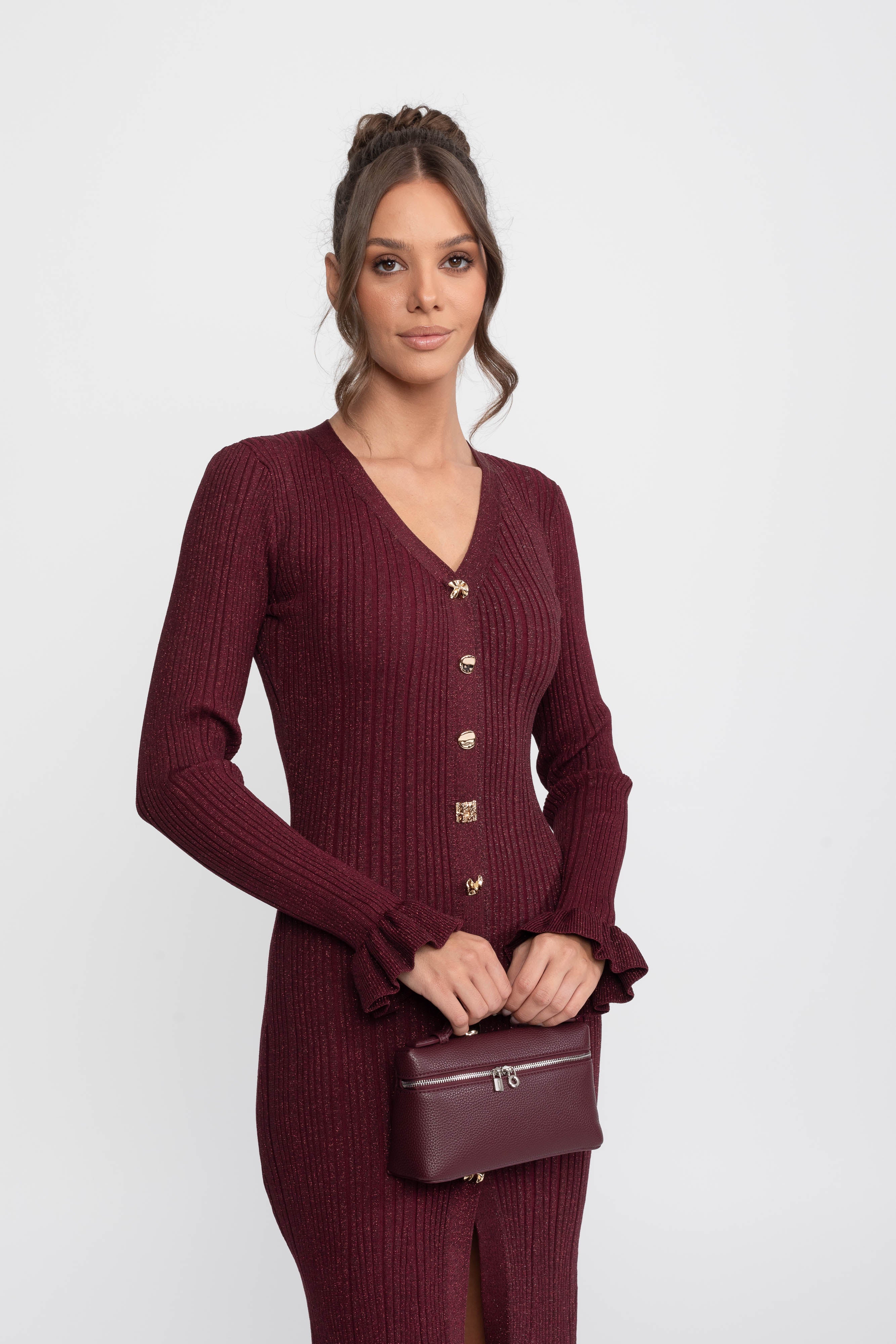 Geripptes Strick-Maxikleid mit V-Ausschnitt und Knopfleiste vorne sowie Rüschenmanschetten - Burgundy 