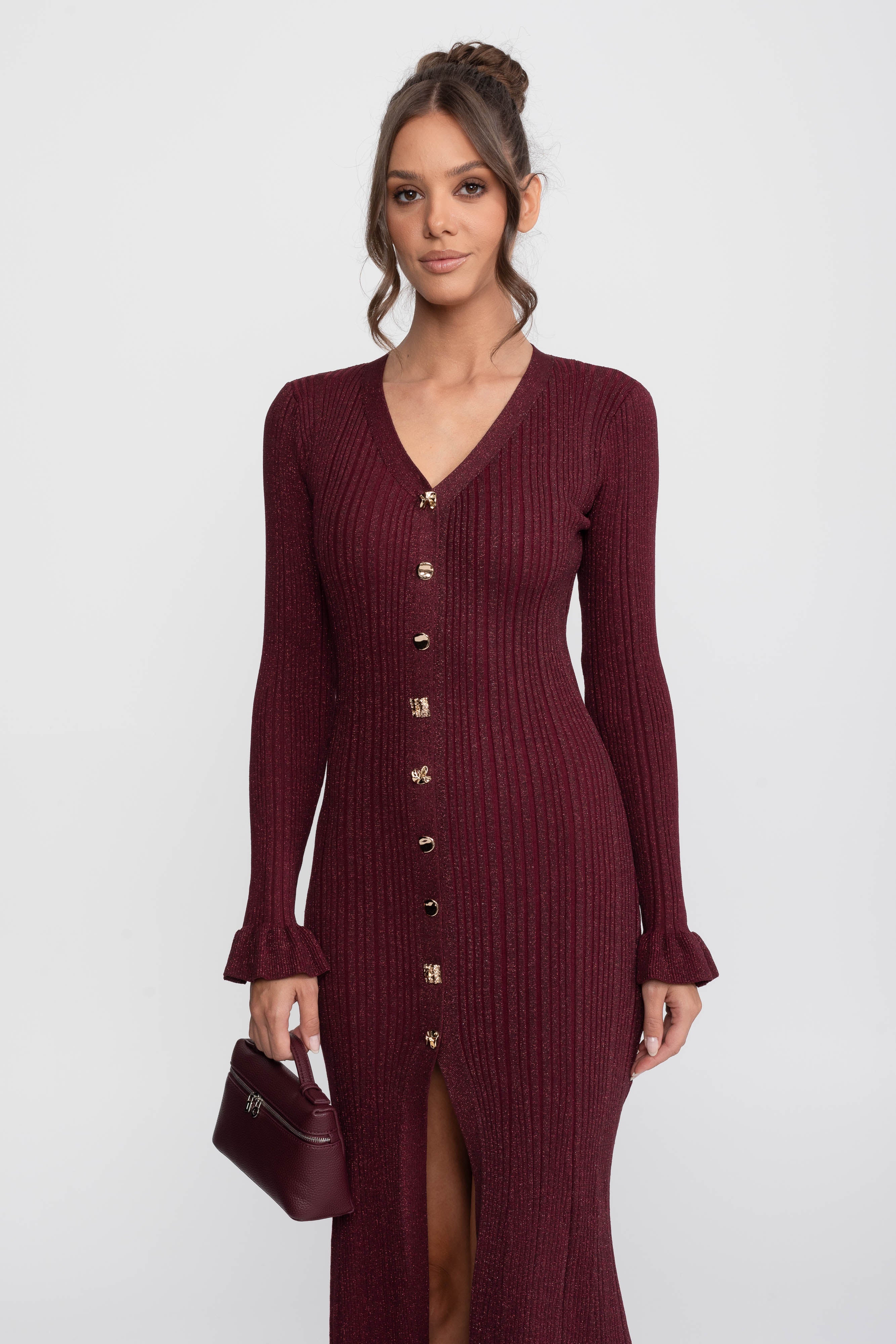 Geripptes Strick-Maxikleid mit V-Ausschnitt und Knopfleiste vorne sowie Rüschenmanschetten - Burgundy 