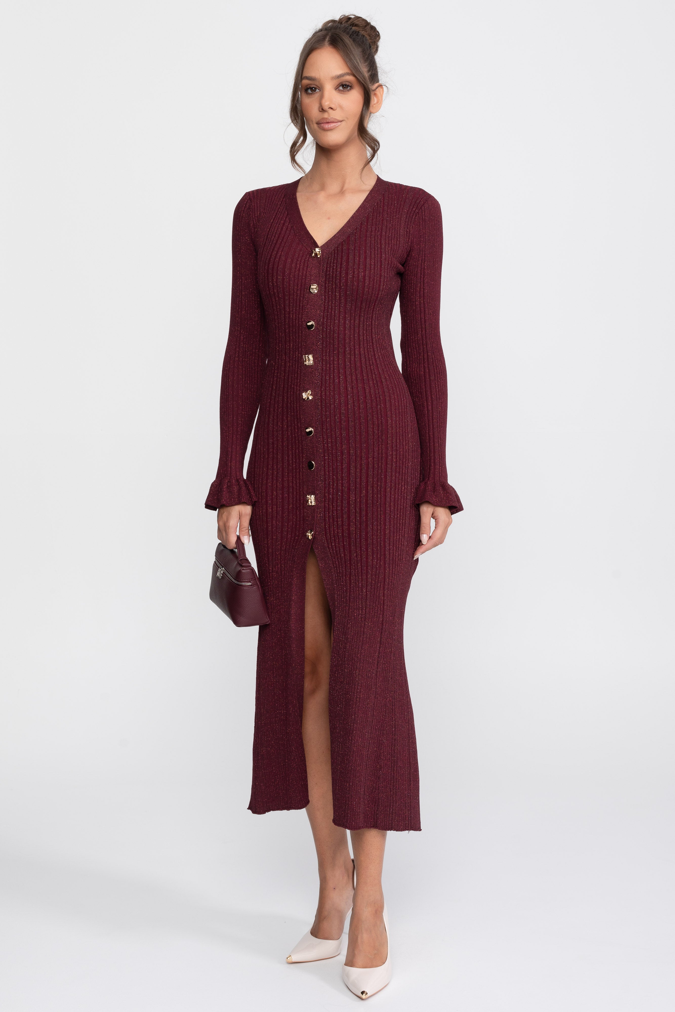 Geripptes Strick-Maxikleid mit V-Ausschnitt und Knopfleiste vorne sowie Rüschenmanschetten - Burgundy 