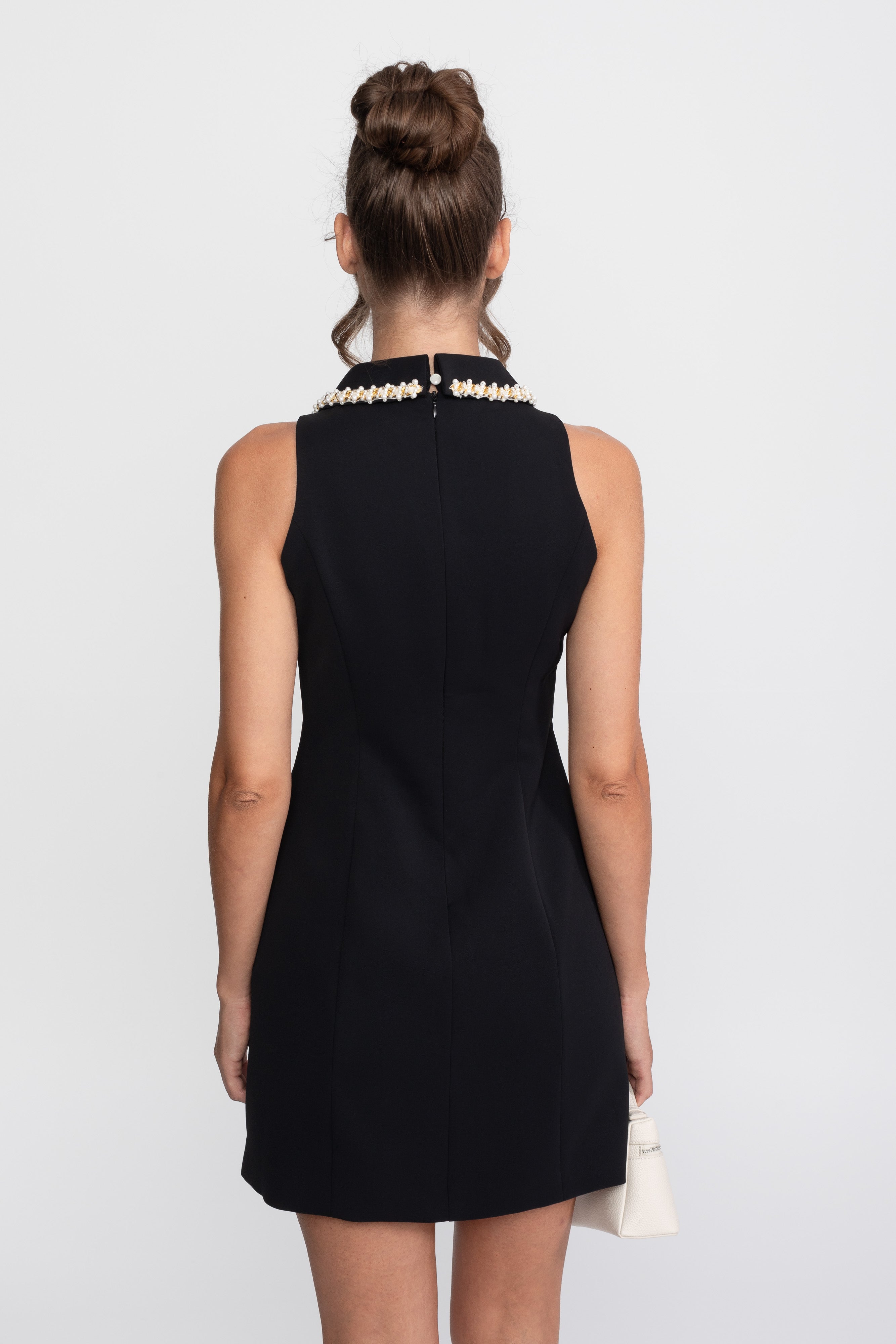 Ärmelloses Mini-Kleid mit perlenverziertem Kragen - Schwarz 