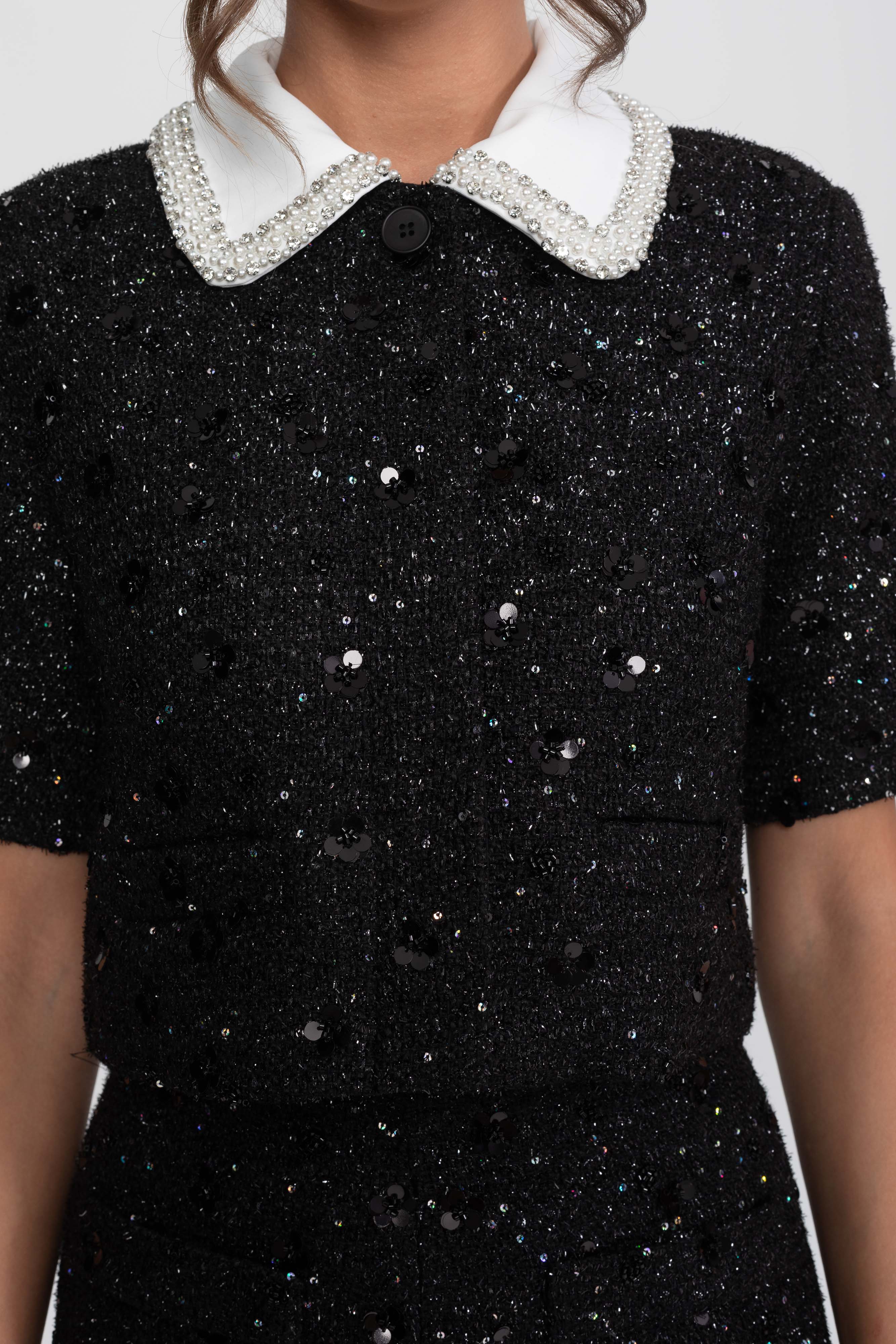 Kurzärmelige Tweed-Cropped-Jacke mit Kontrastkragen und Pailletten-Detail – Schwarz 