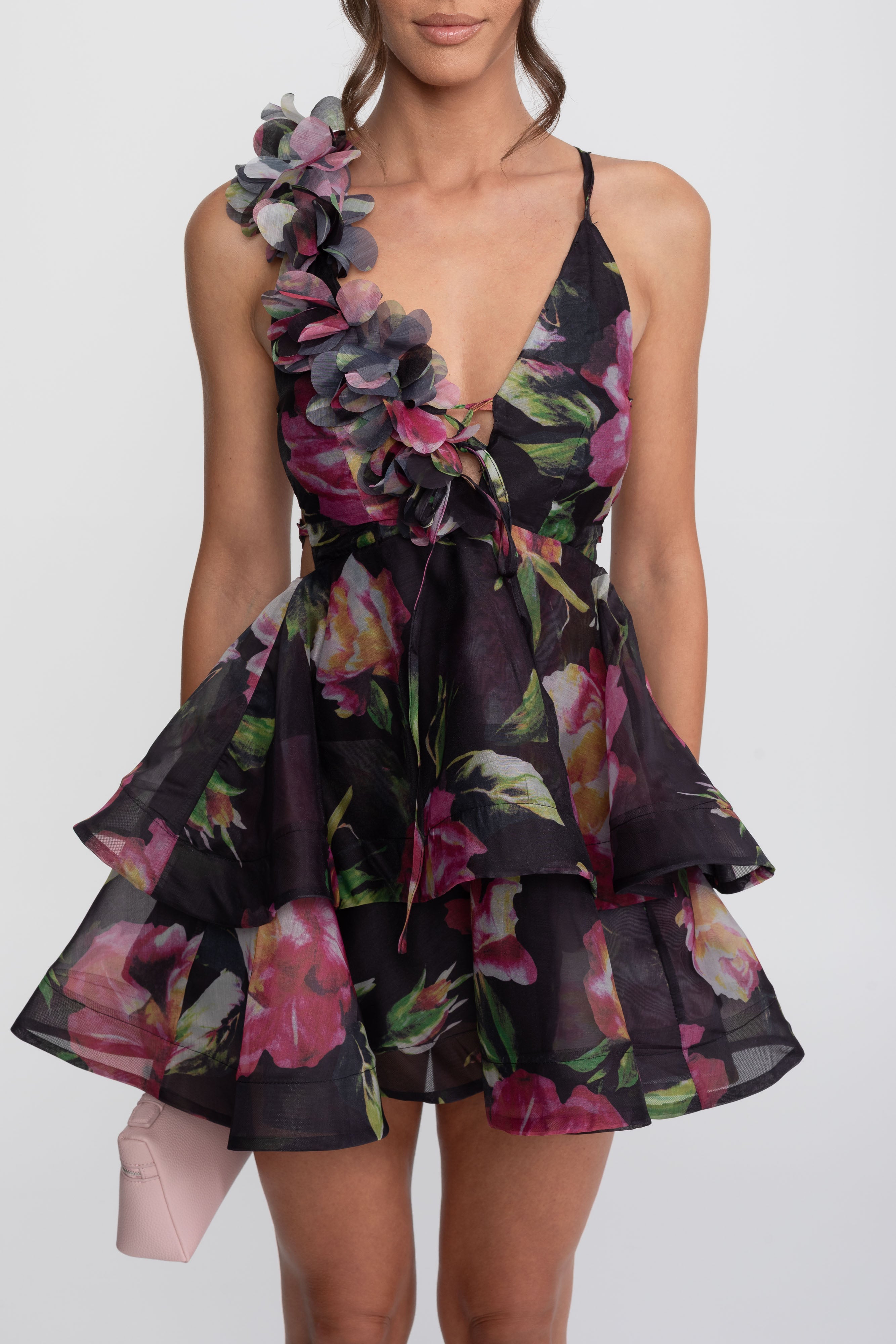 Mini-Kleid mit Blumenprint und Stufen, mit gerafftem Schulterträger – Schwarz 
