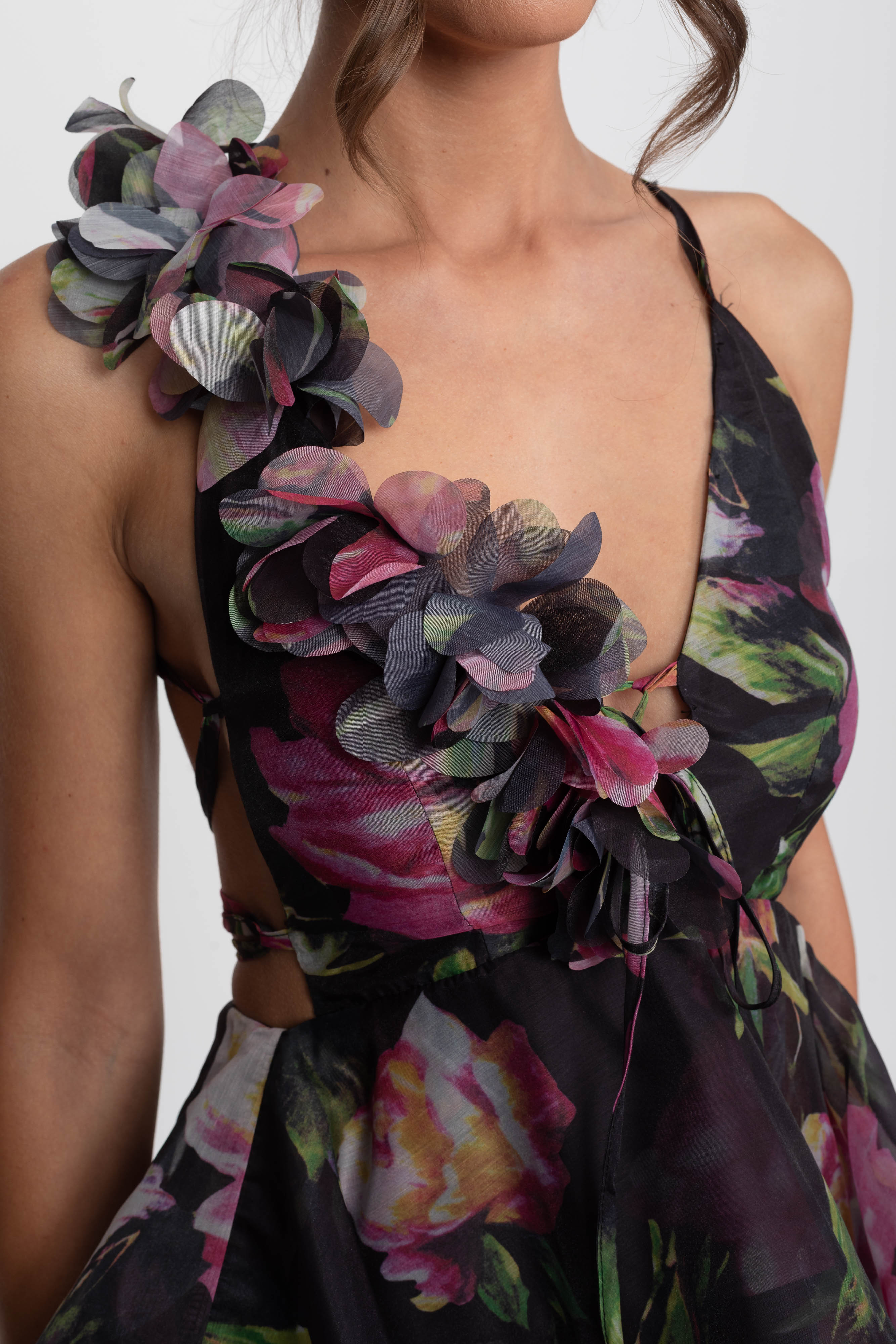 Mini-Kleid mit Blumenprint und Stufen, mit gerafftem Schulterträger – Schwarz 