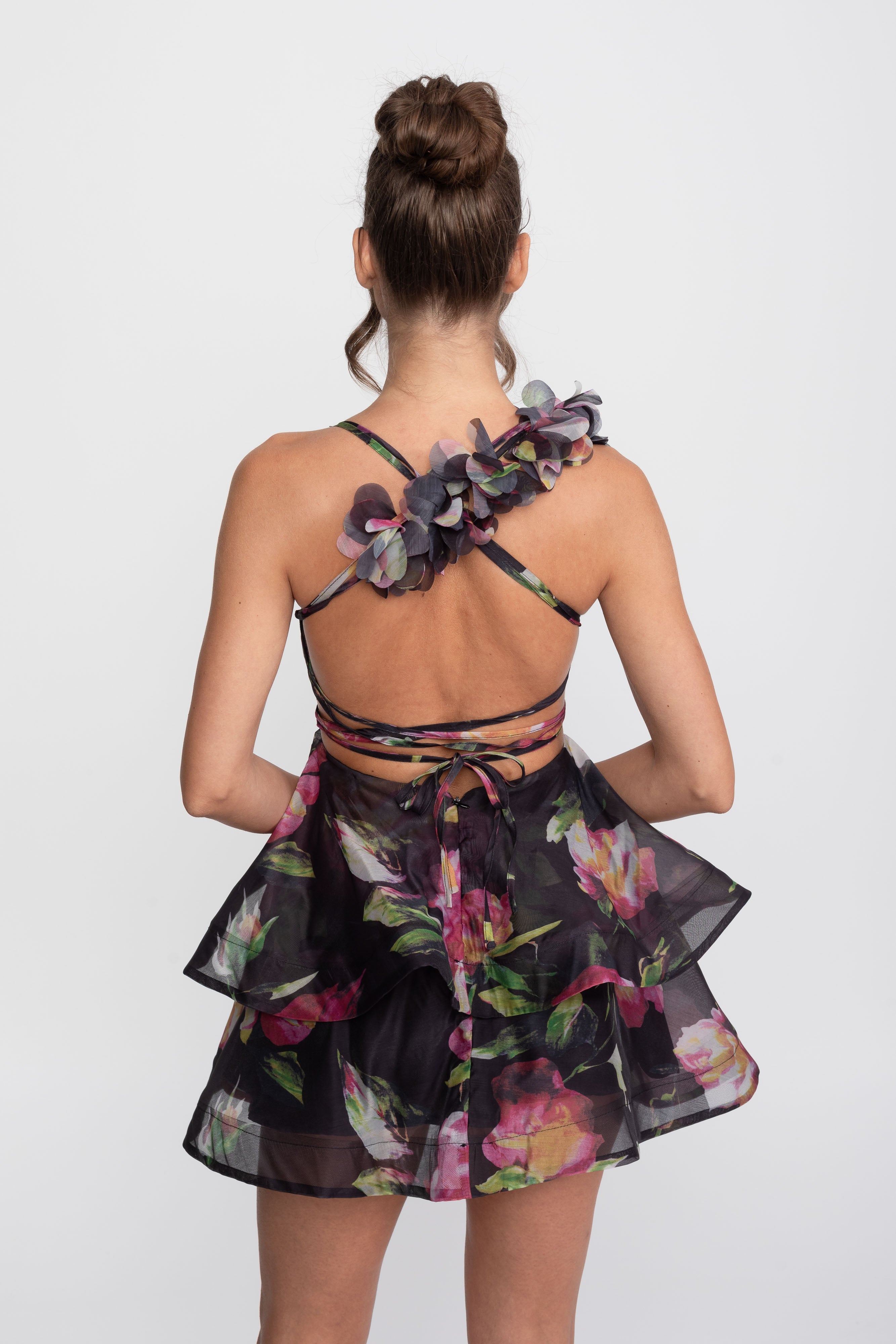 Mini-Kleid mit Blumenprint und Stufen, mit gerafftem Schulterträger – Schwarz 
