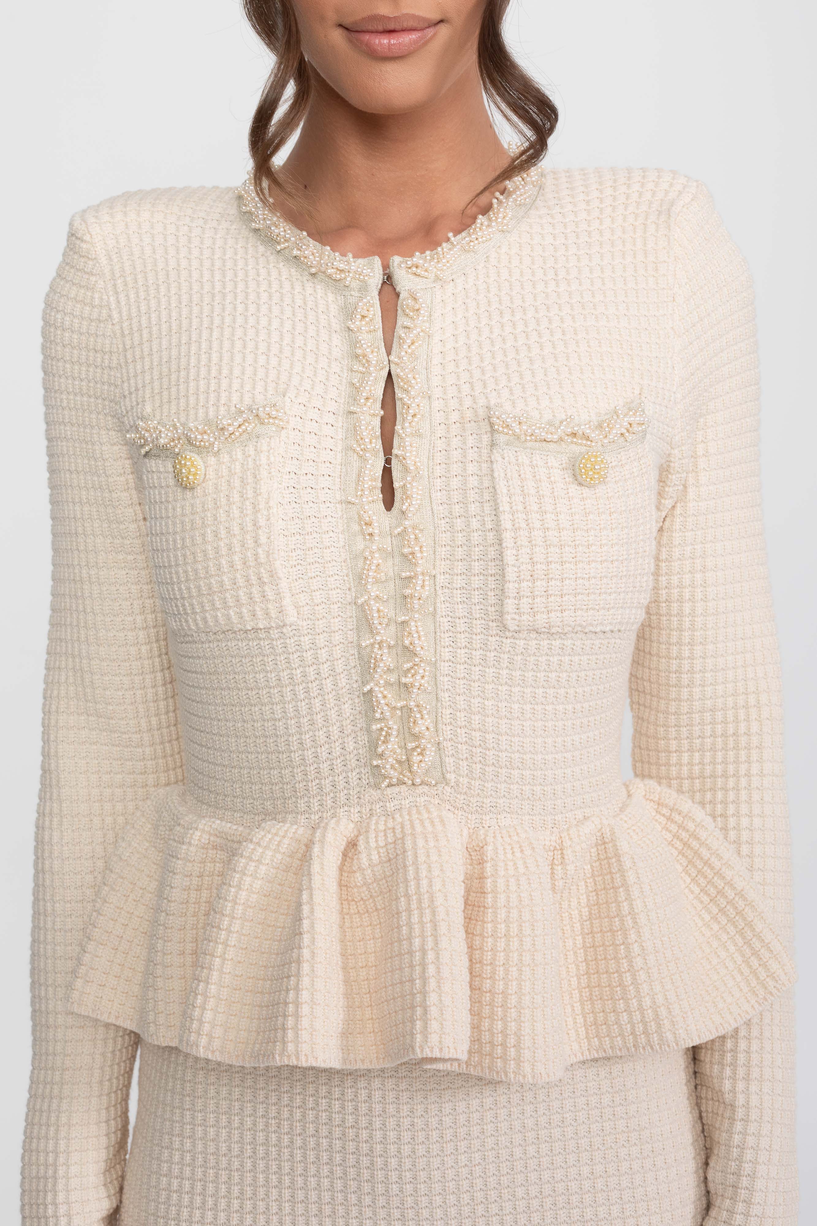 Gestricktes Peplum-Kleid mit Fransenabschluss und Brusttaschen vorne - Beige 