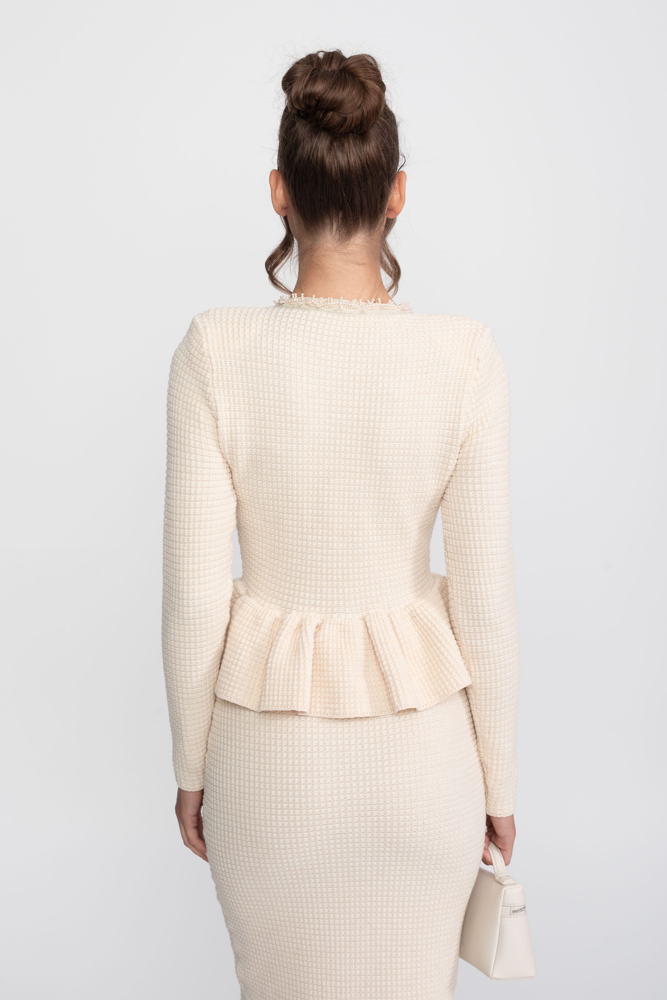 Gestricktes Peplum-Kleid mit Fransenabschluss und Brusttaschen vorne - Beige 