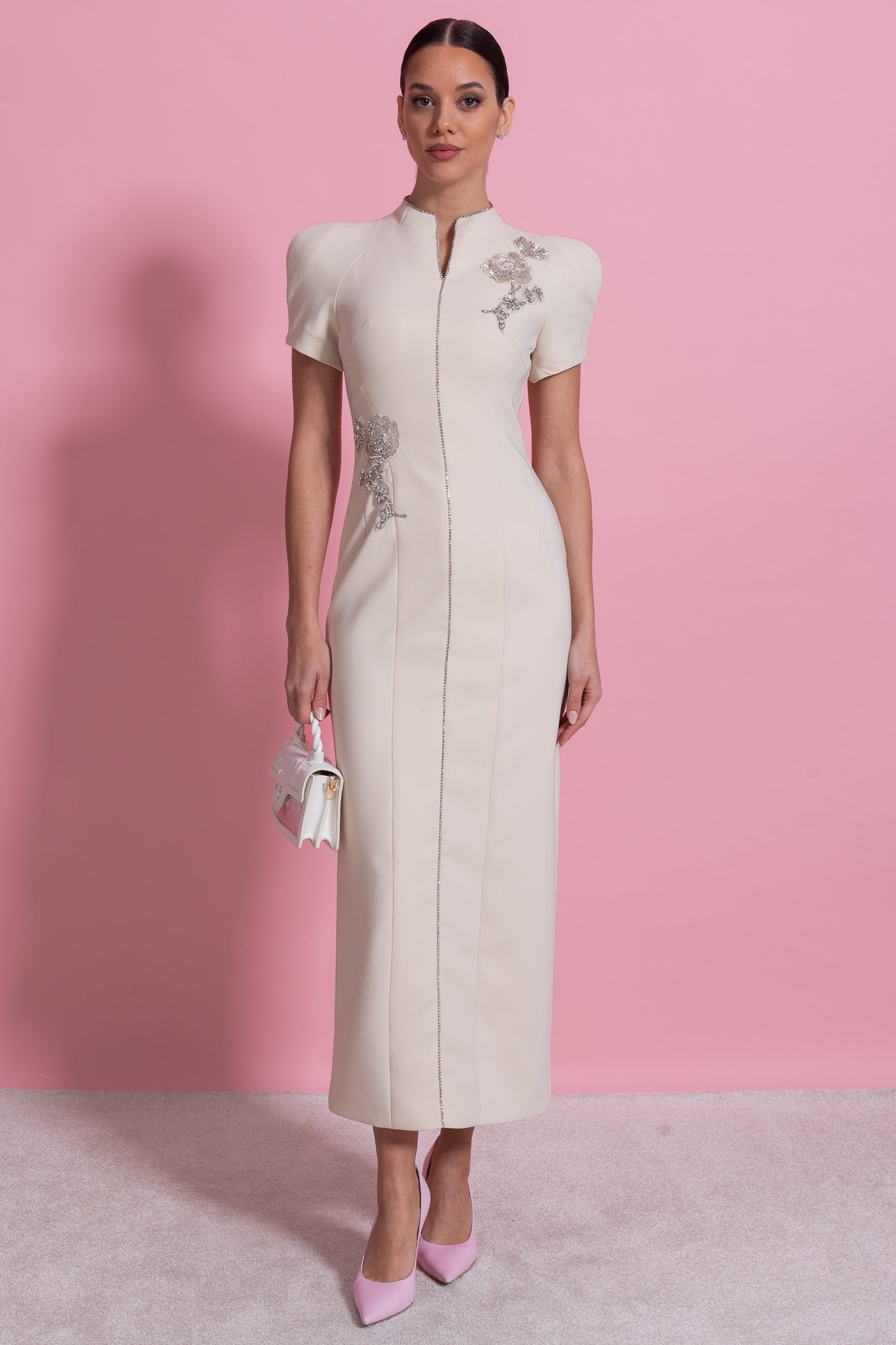 Midi-Kleid mit kurzen Ärmeln, hohem Schlitz am Ausschnitt und funkelnden Verzierungen - Ivoire 