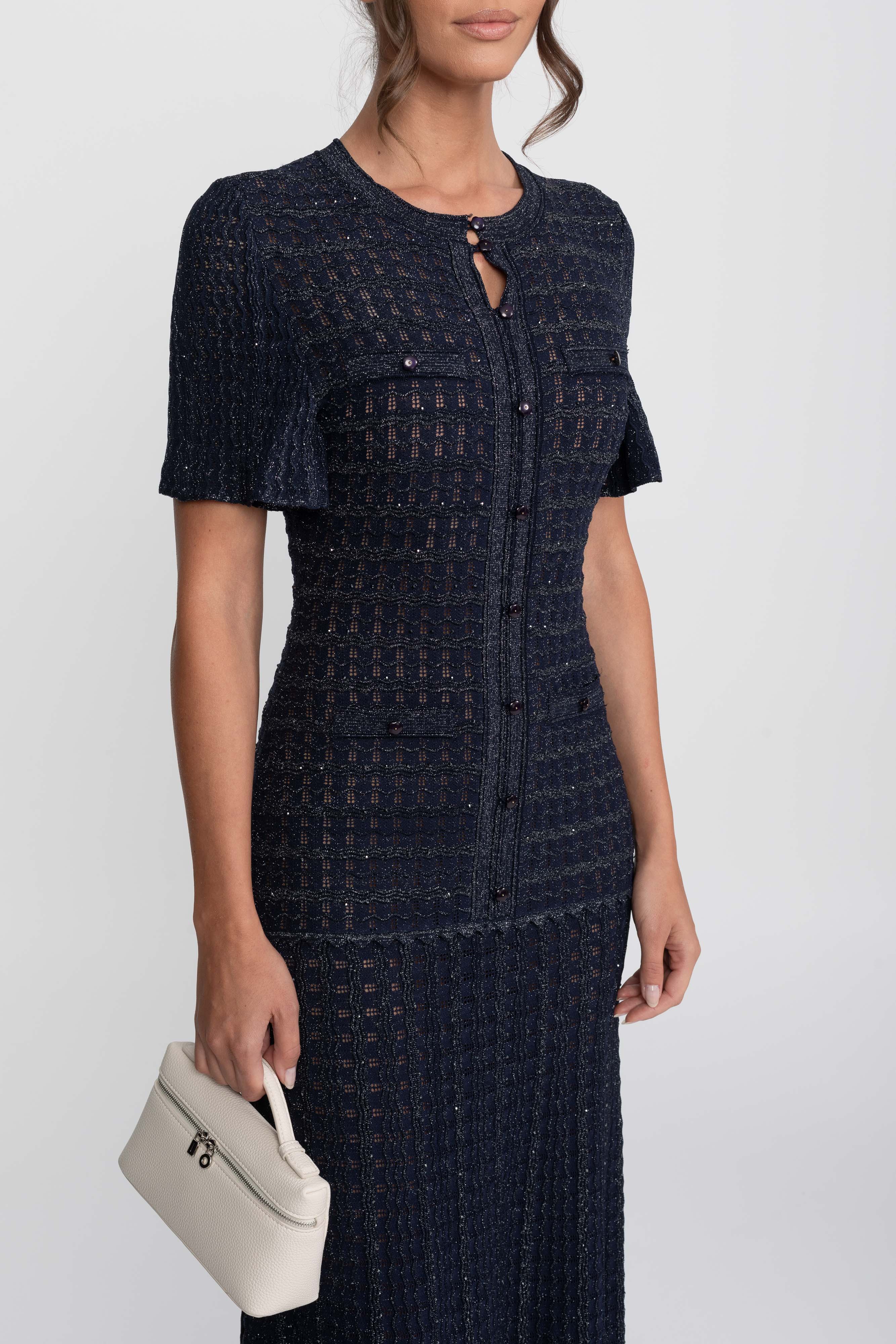 Midi-Kleid mit kurzen Ärmeln und schimmernder Strickstruktur - Navy 