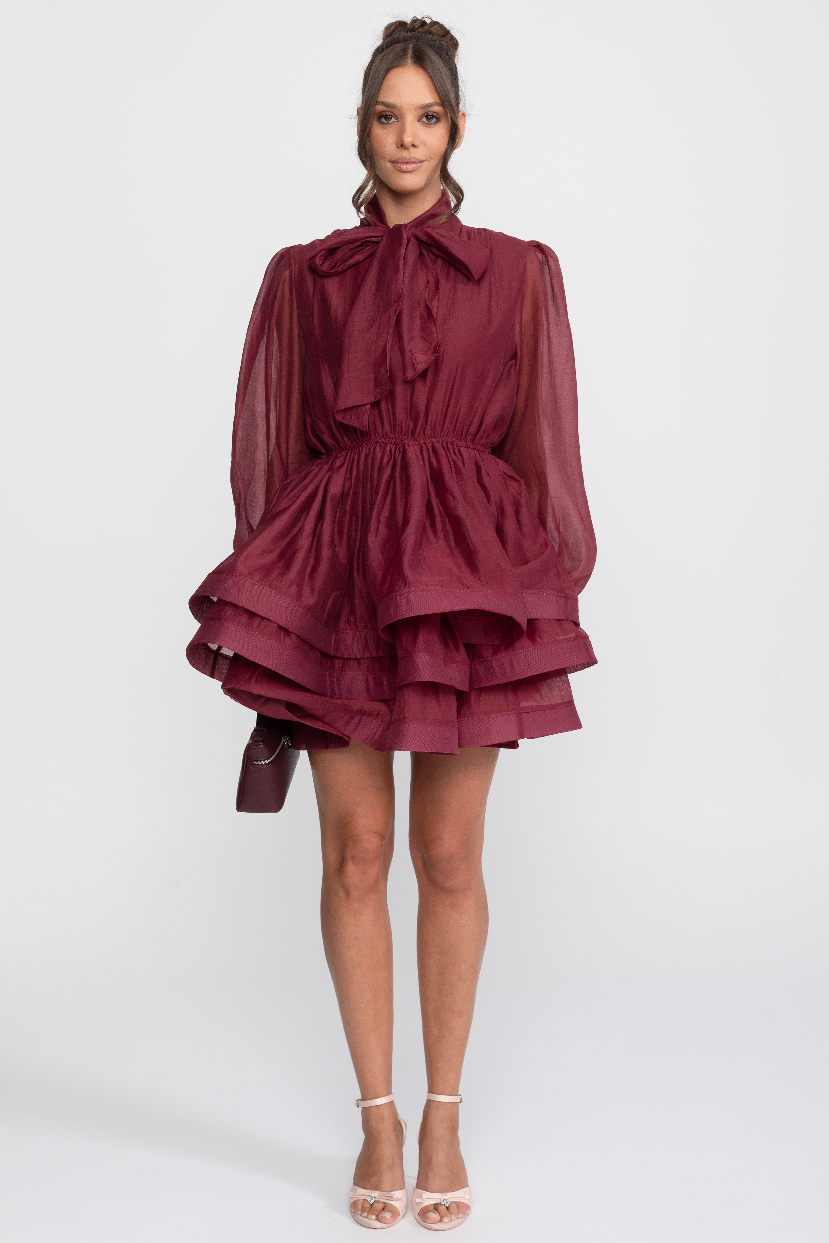 Mini-Kleid mit hohem Kragen, Puffärmeln, Stufen-Rüschenrock und Schleife - Wine 