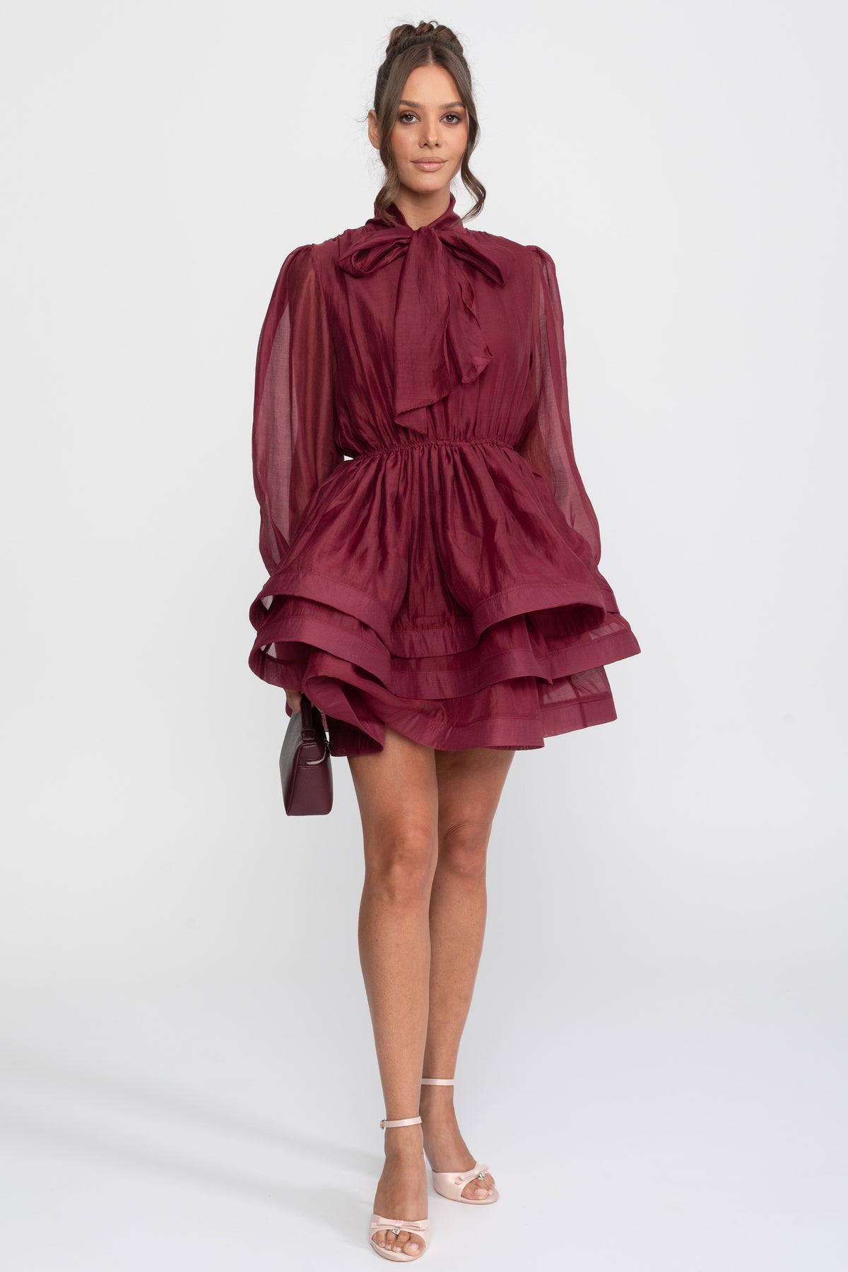 Mini-Kleid mit hohem Kragen, Puffärmeln, Stufen-Rüschenrock und Schleife - Wine 