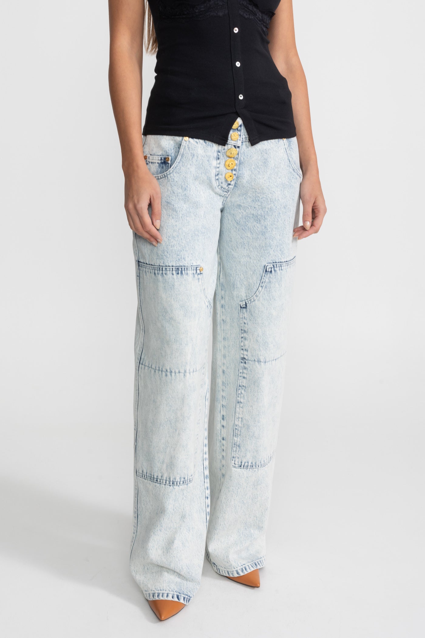 High-Waisted Wide-Leg Jeans with Gold Buttons - Light Blue