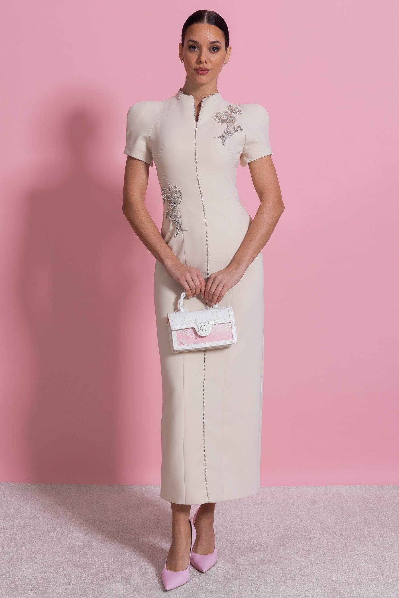 Midi-Kleid mit kurzen Ärmeln, hohem Schlitz am Ausschnitt und funkelnden Verzierungen - Ivoire 