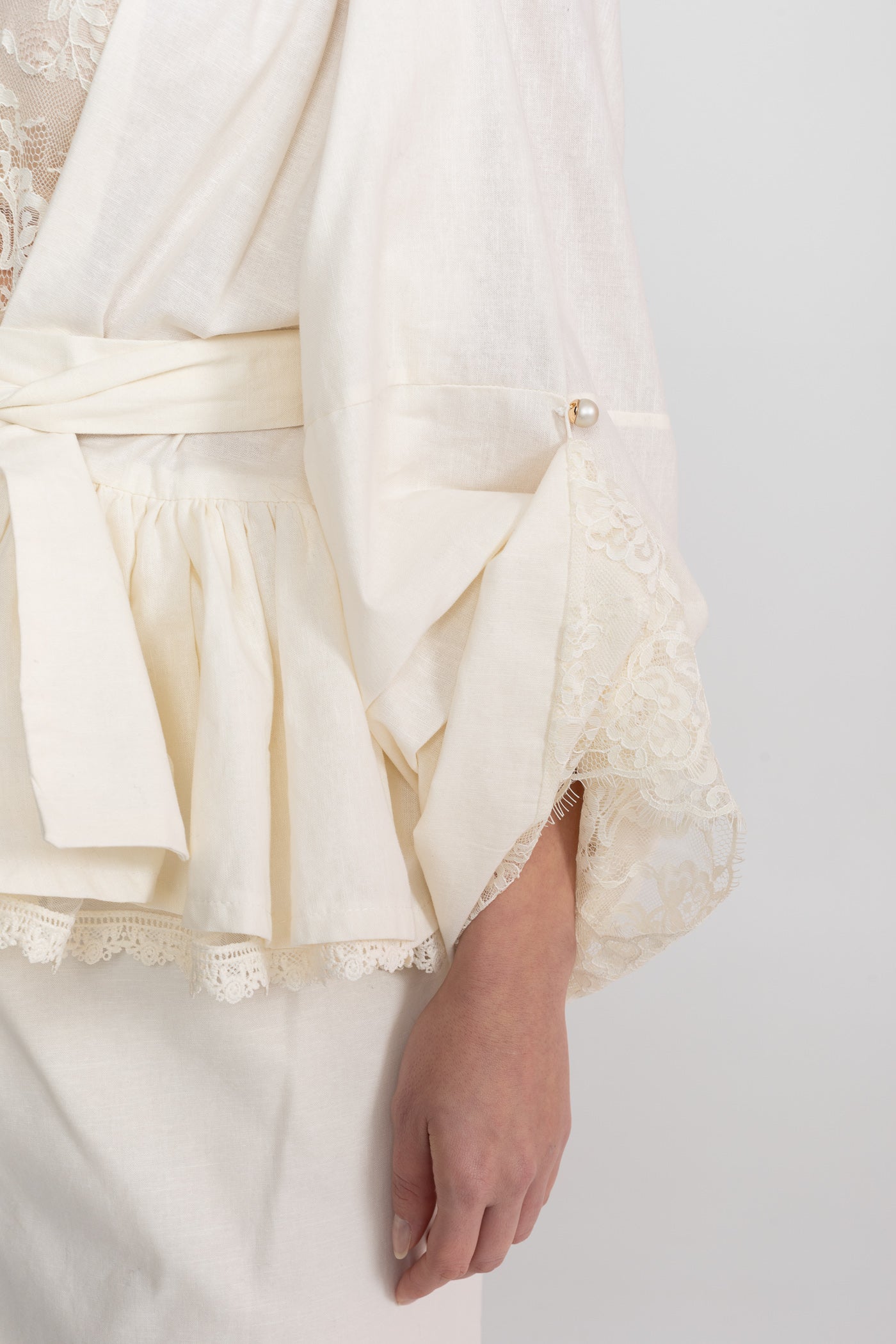 Tailliertes Peplum-Co-Ord-Set mit Spitzeneinsätzen - Ivoire 