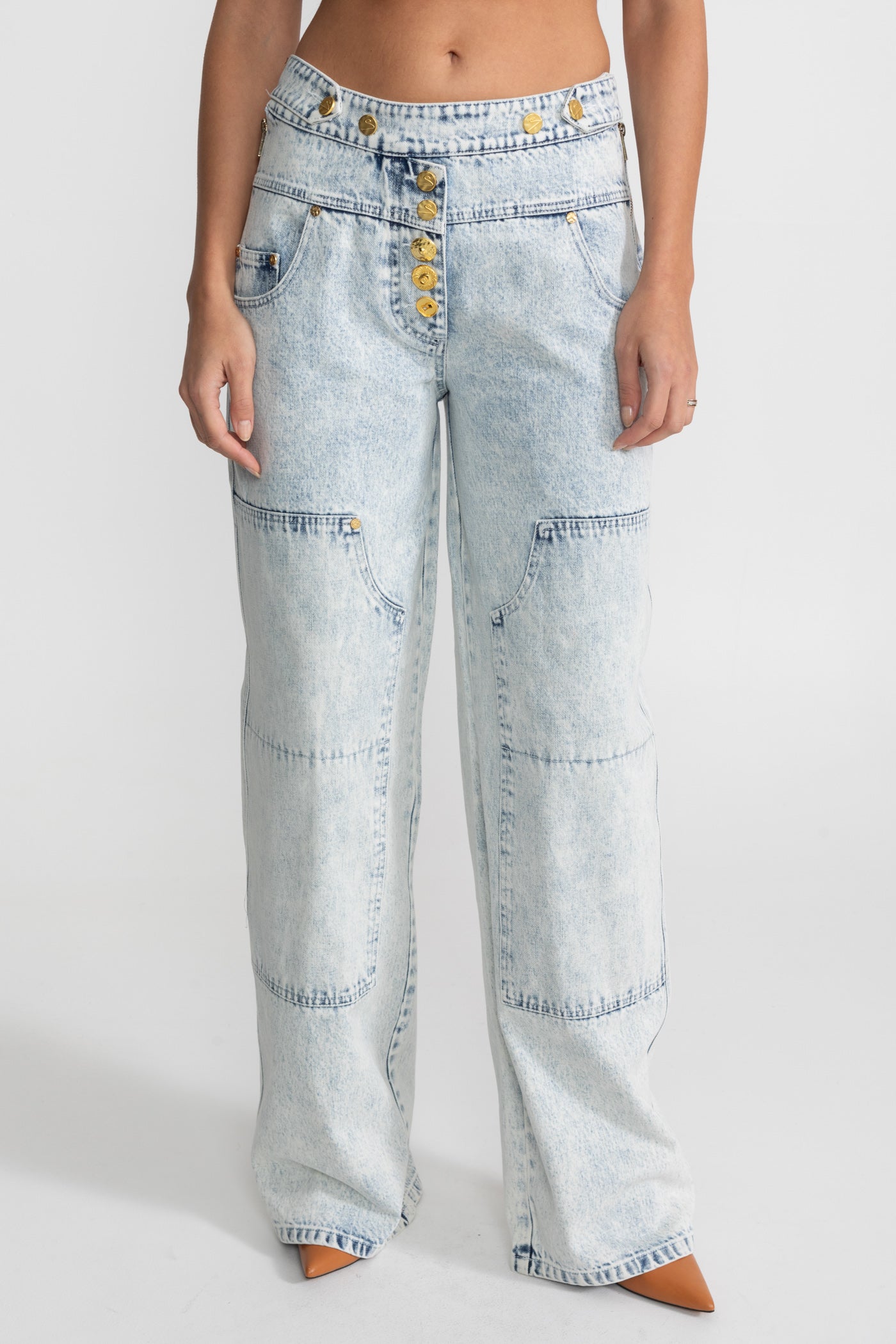 High-Waisted Wide-Leg Jeans with Gold Buttons - Light Blue