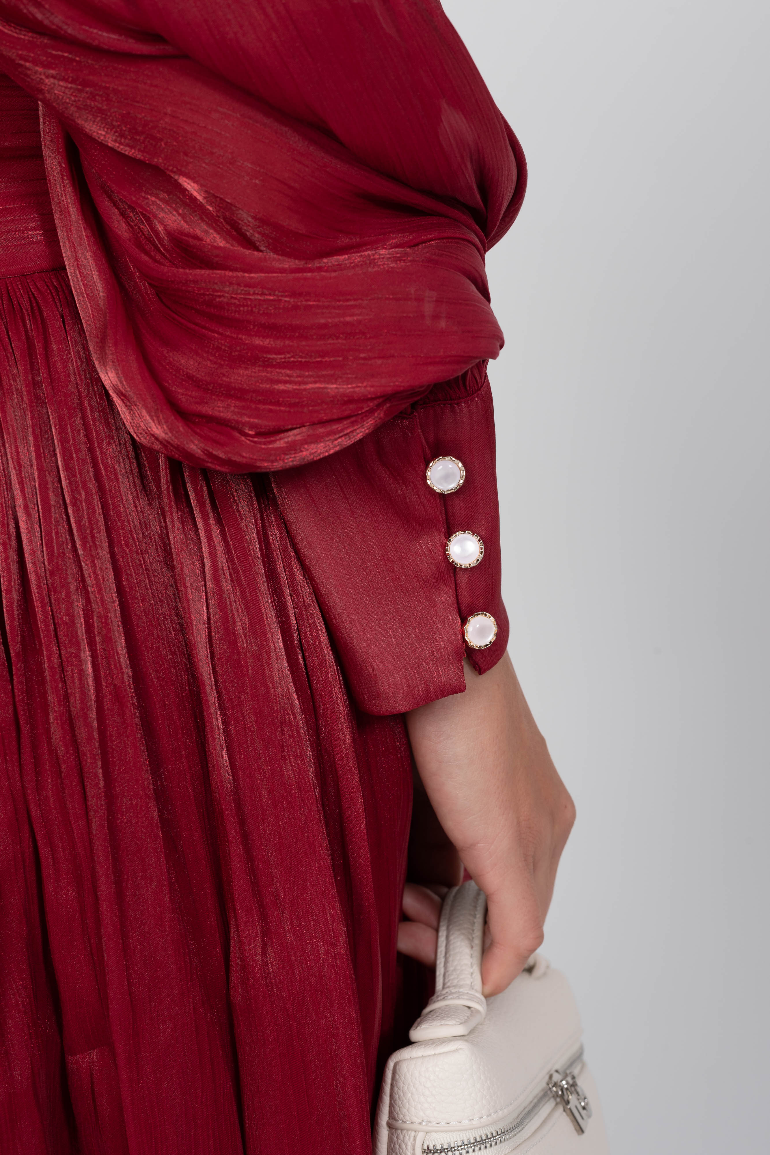 Maxikleid mit gestuften Ballonärmeln und juwelenbesetzten Rosenknöpfen - Rot 