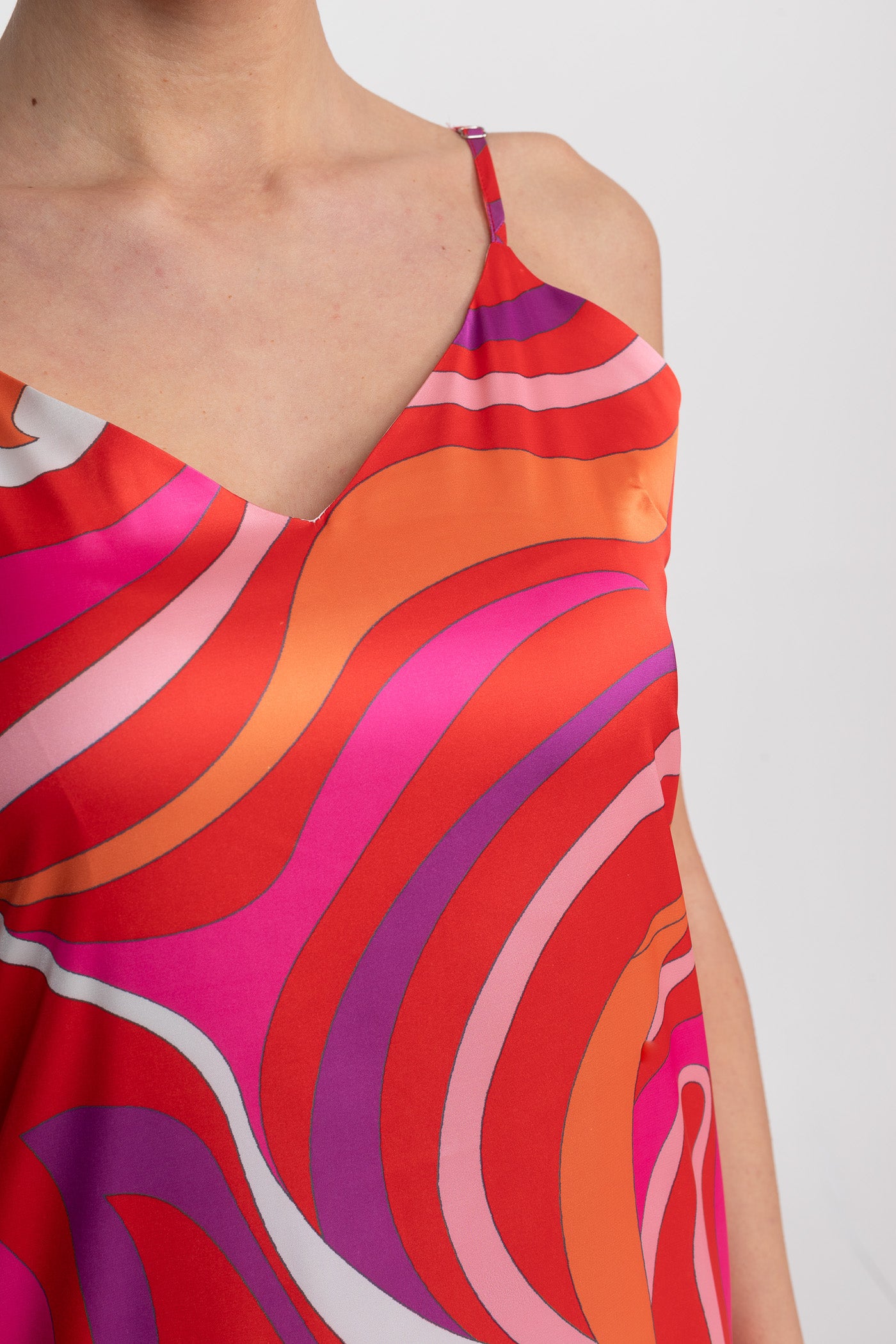 Bedrucktes Midikleid mit Trägern und abstraktem Wirbelmuster – Rot 