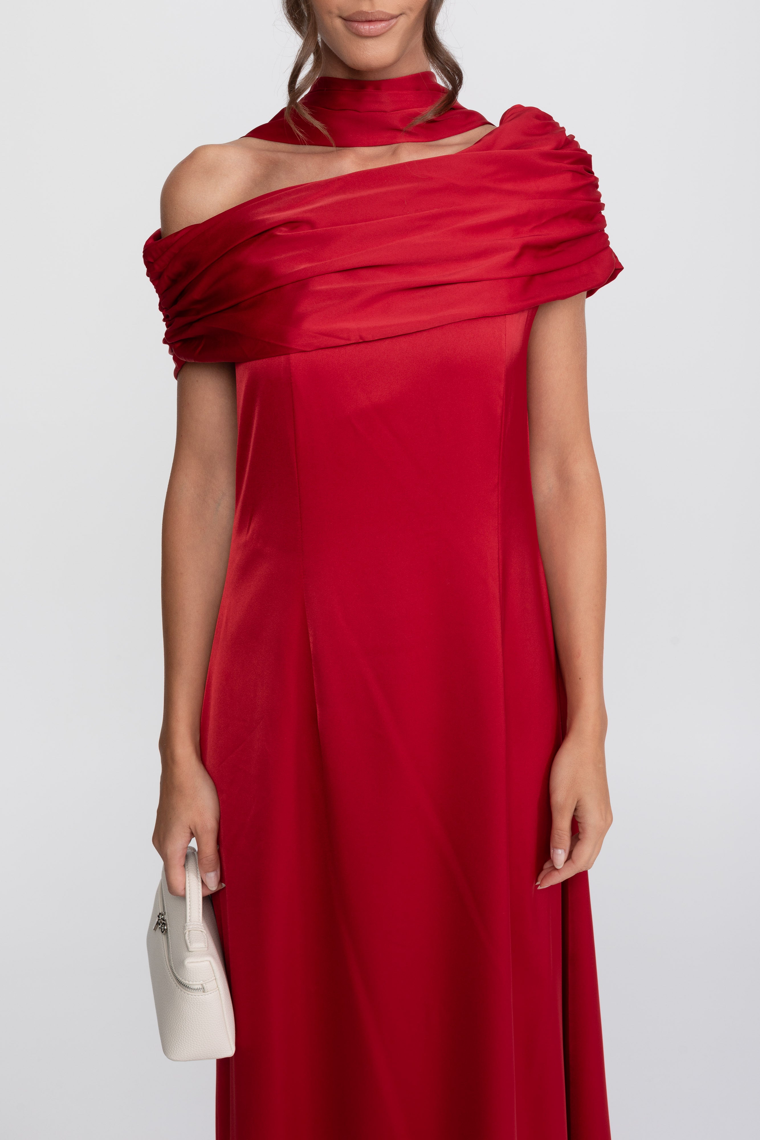 Ein Schulterfreies, Drapiertes Satin-Abendkleid Mit Raffierter Wickeloptik – Rot 