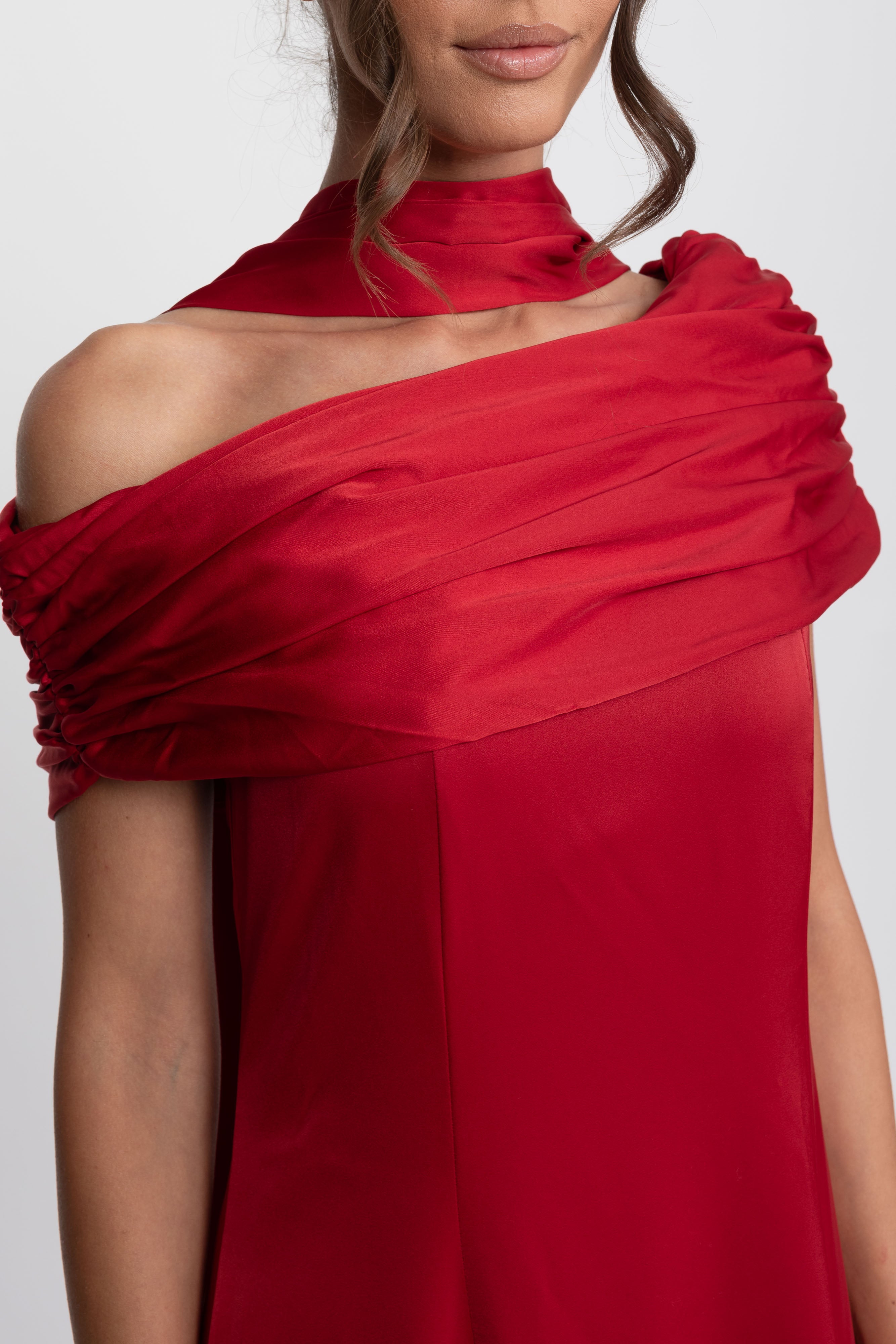 Ein Schulterfreies, Drapiertes Satin-Abendkleid Mit Raffierter Wickeloptik – Rot 