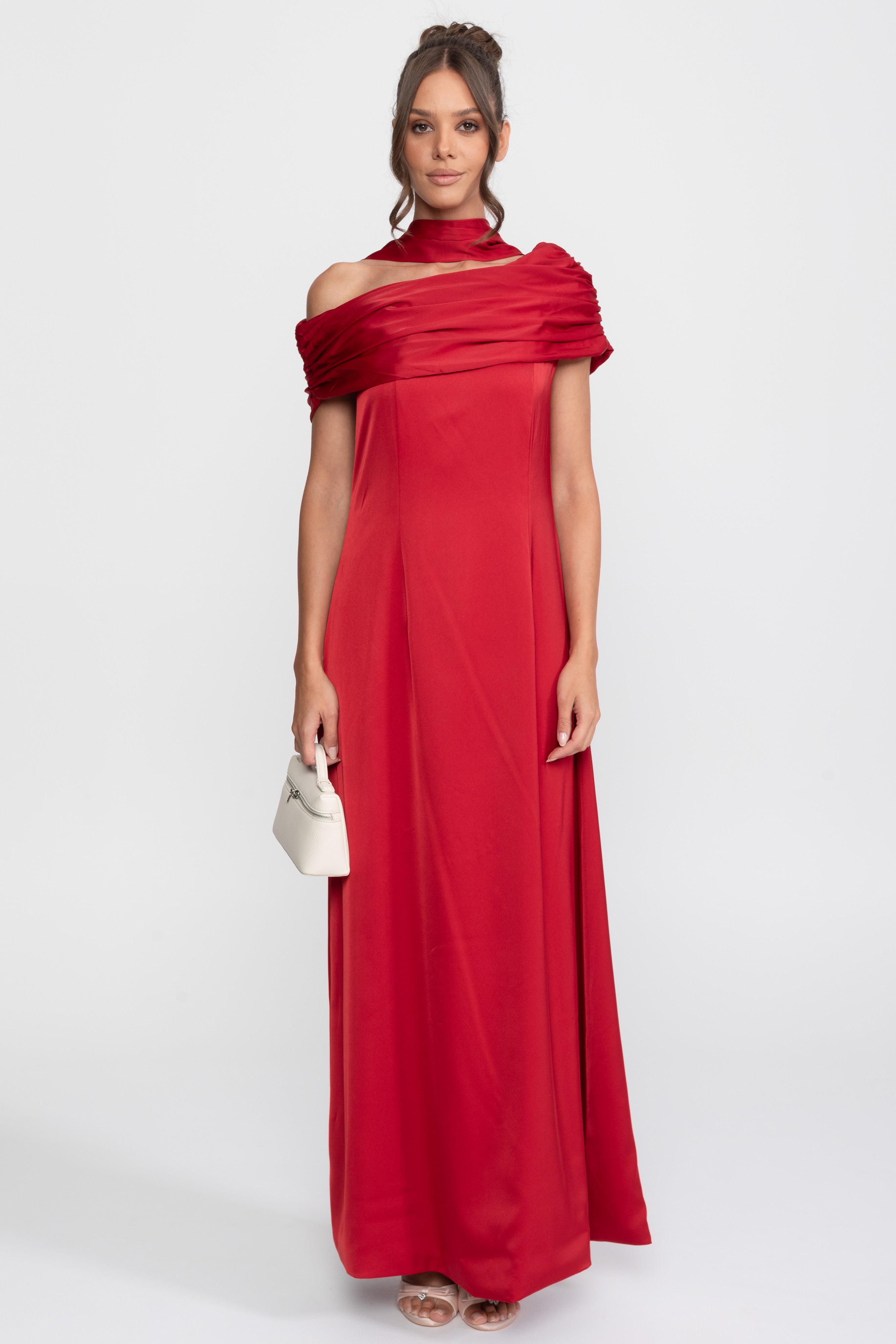 Ein Schulterfreies, Drapiertes Satin-Abendkleid Mit Raffierter Wickeloptik – Rot 