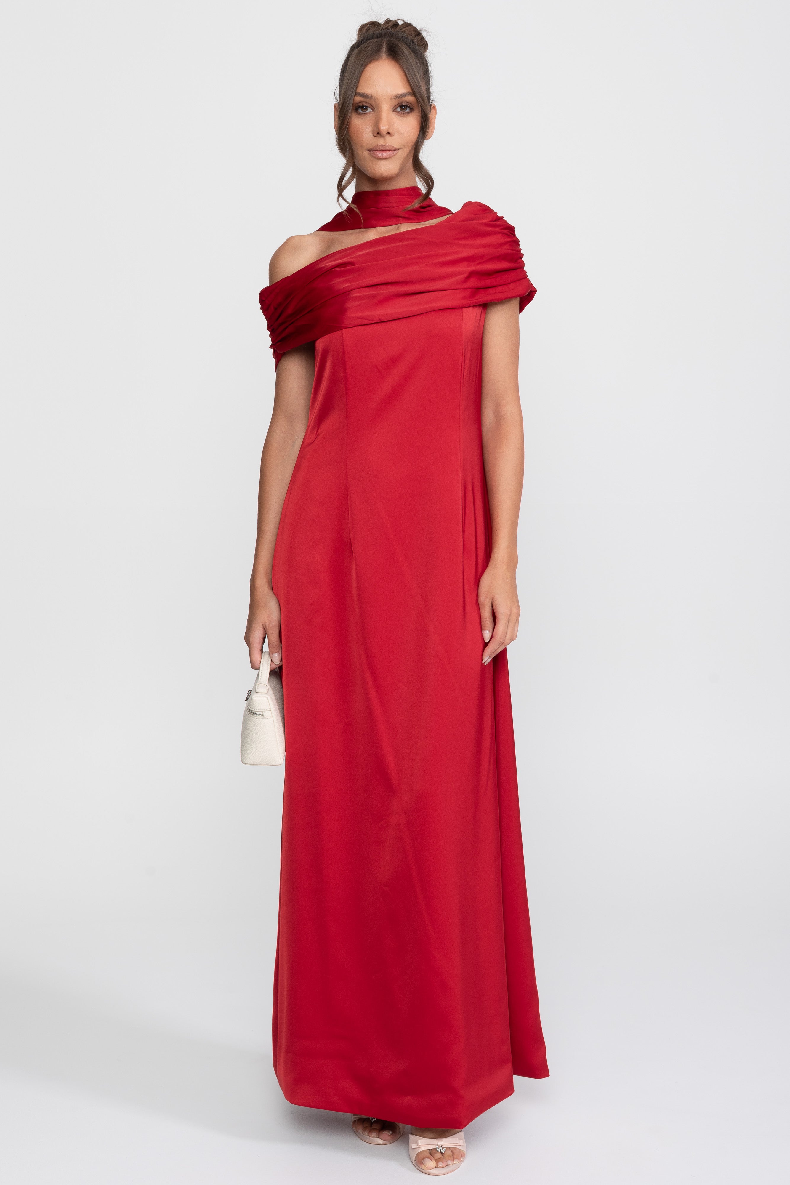 Ein Schulterfreies, Drapiertes Satin-Abendkleid Mit Raffierter Wickeloptik – Rot 