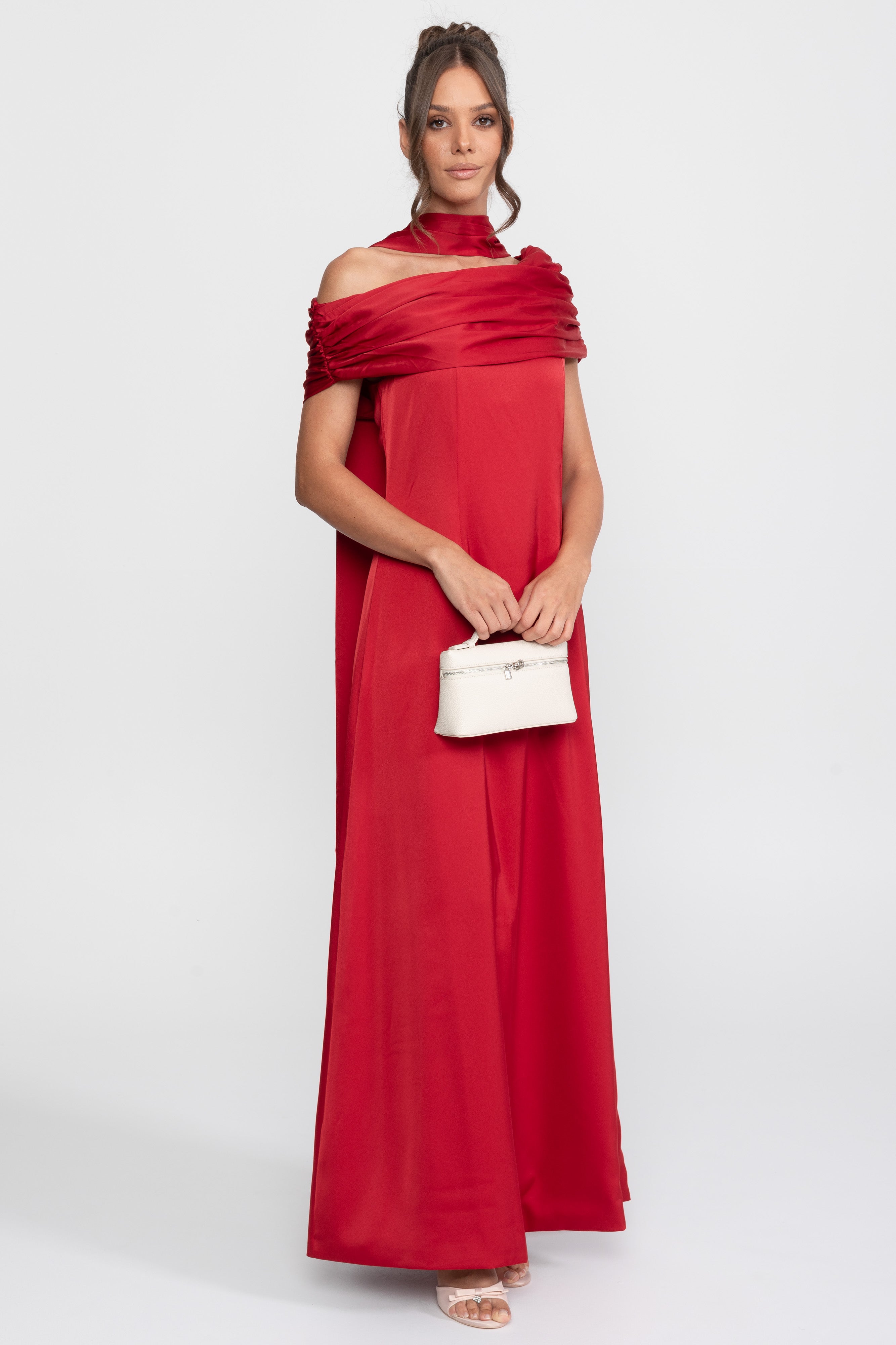 Ein Schulterfreies, Drapiertes Satin-Abendkleid Mit Raffierter Wickeloptik – Rot 