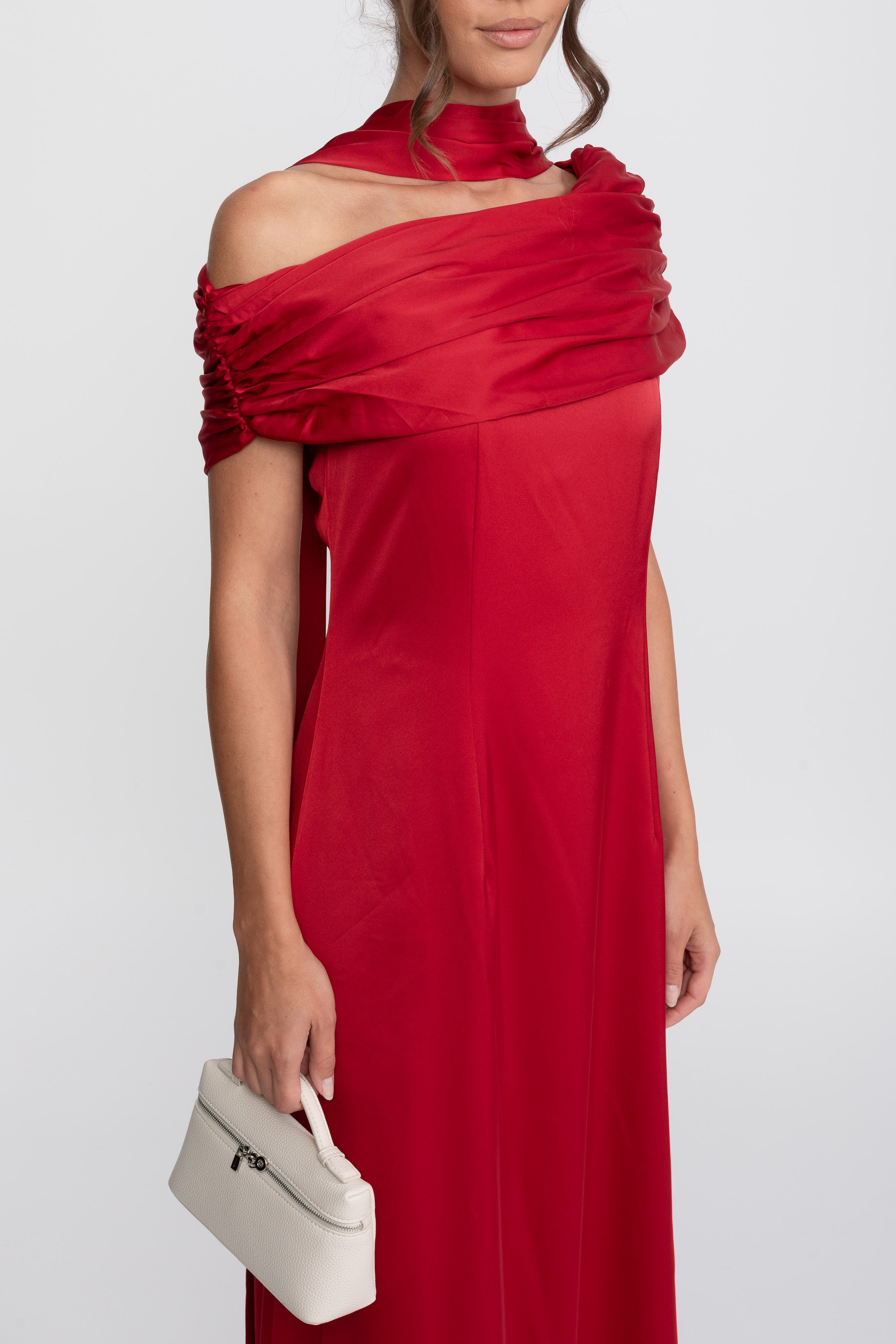 Ein Schulterfreies, Drapiertes Satin-Abendkleid Mit Raffierter Wickeloptik – Rot 