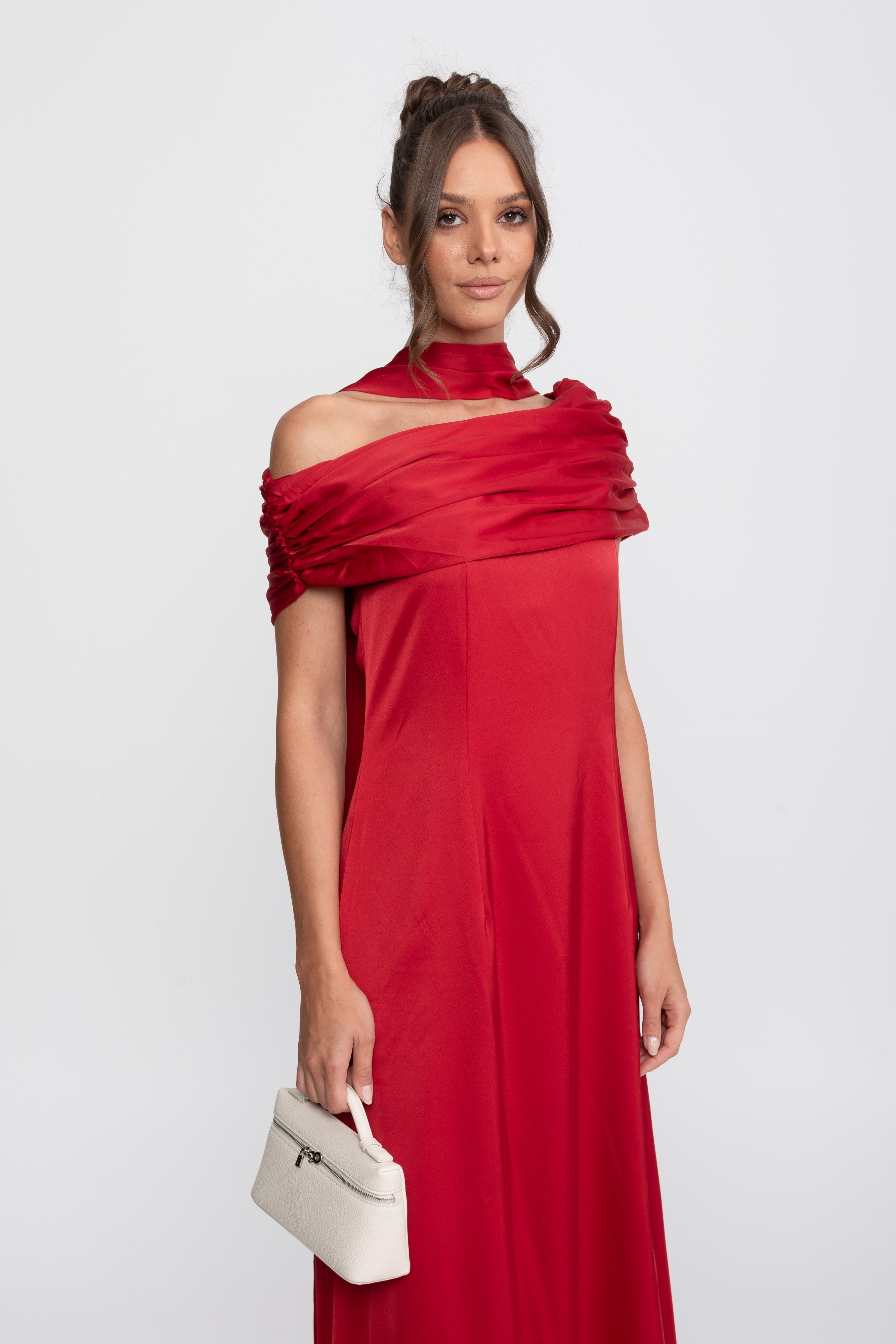 Ein Schulterfreies, Drapiertes Satin-Abendkleid Mit Raffierter Wickeloptik – Rot 