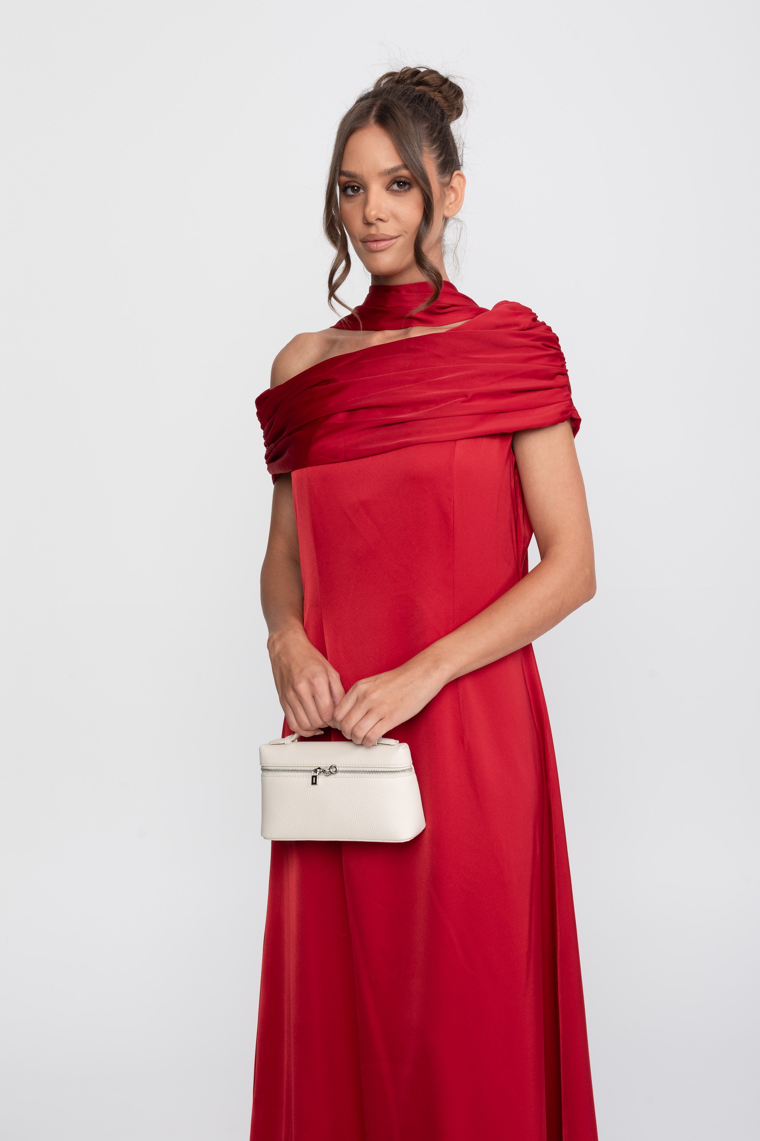 Ein Schulterfreies, Drapiertes Satin-Abendkleid Mit Raffierter Wickeloptik – Rot 