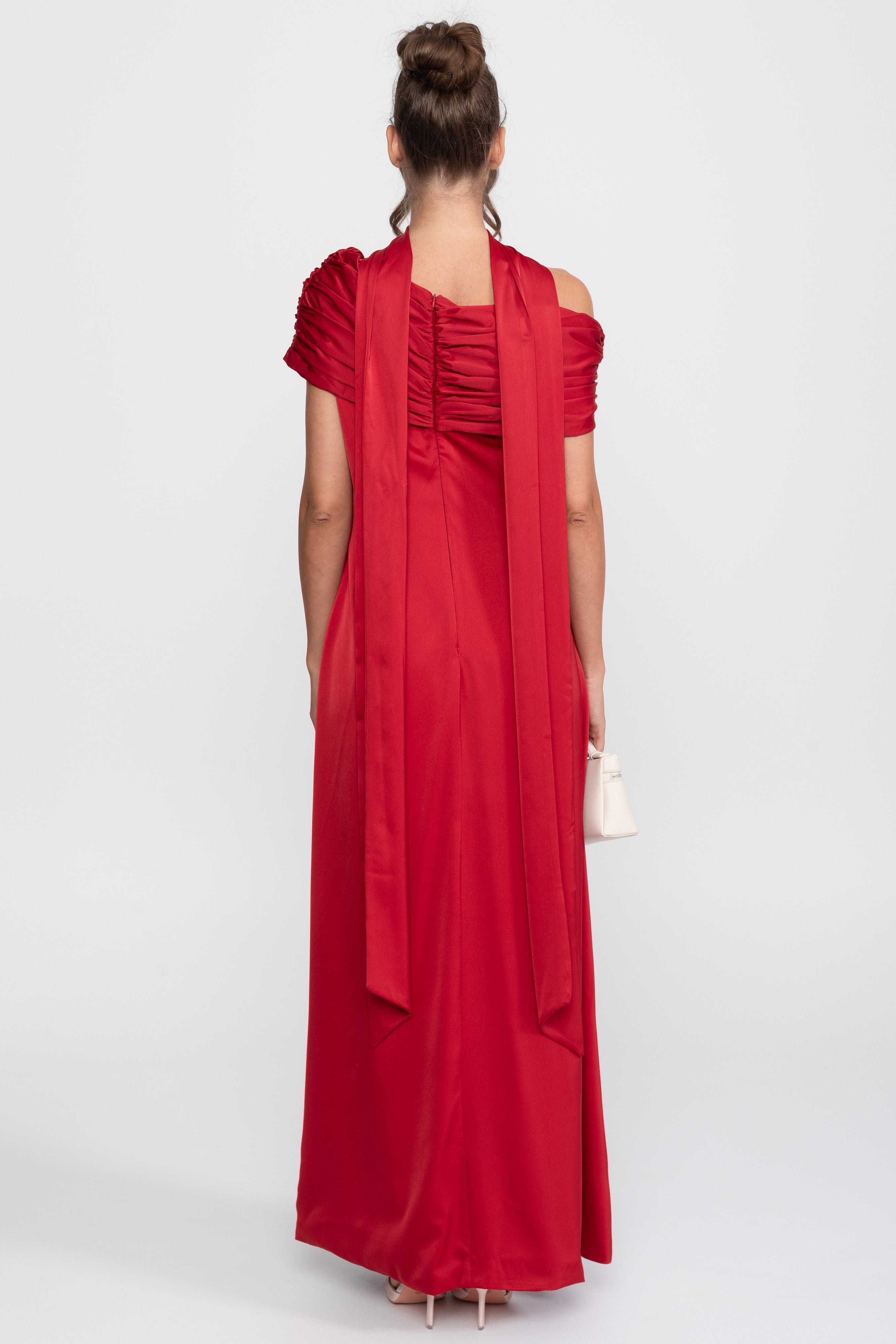 Ein Schulterfreies, Drapiertes Satin-Abendkleid Mit Raffierter Wickeloptik – Rot 