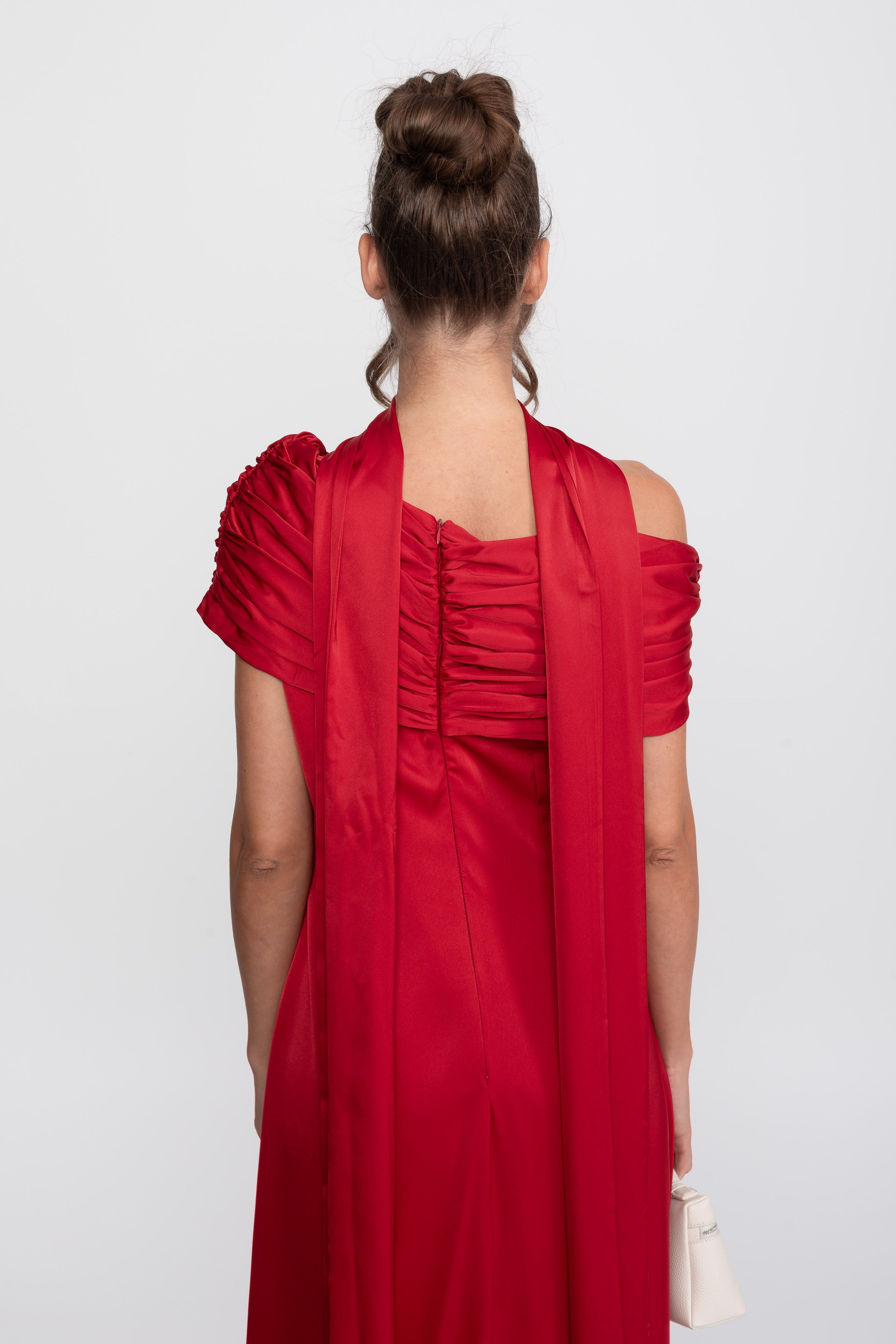 Ein Schulterfreies, Drapiertes Satin-Abendkleid Mit Raffierter Wickeloptik – Rot 